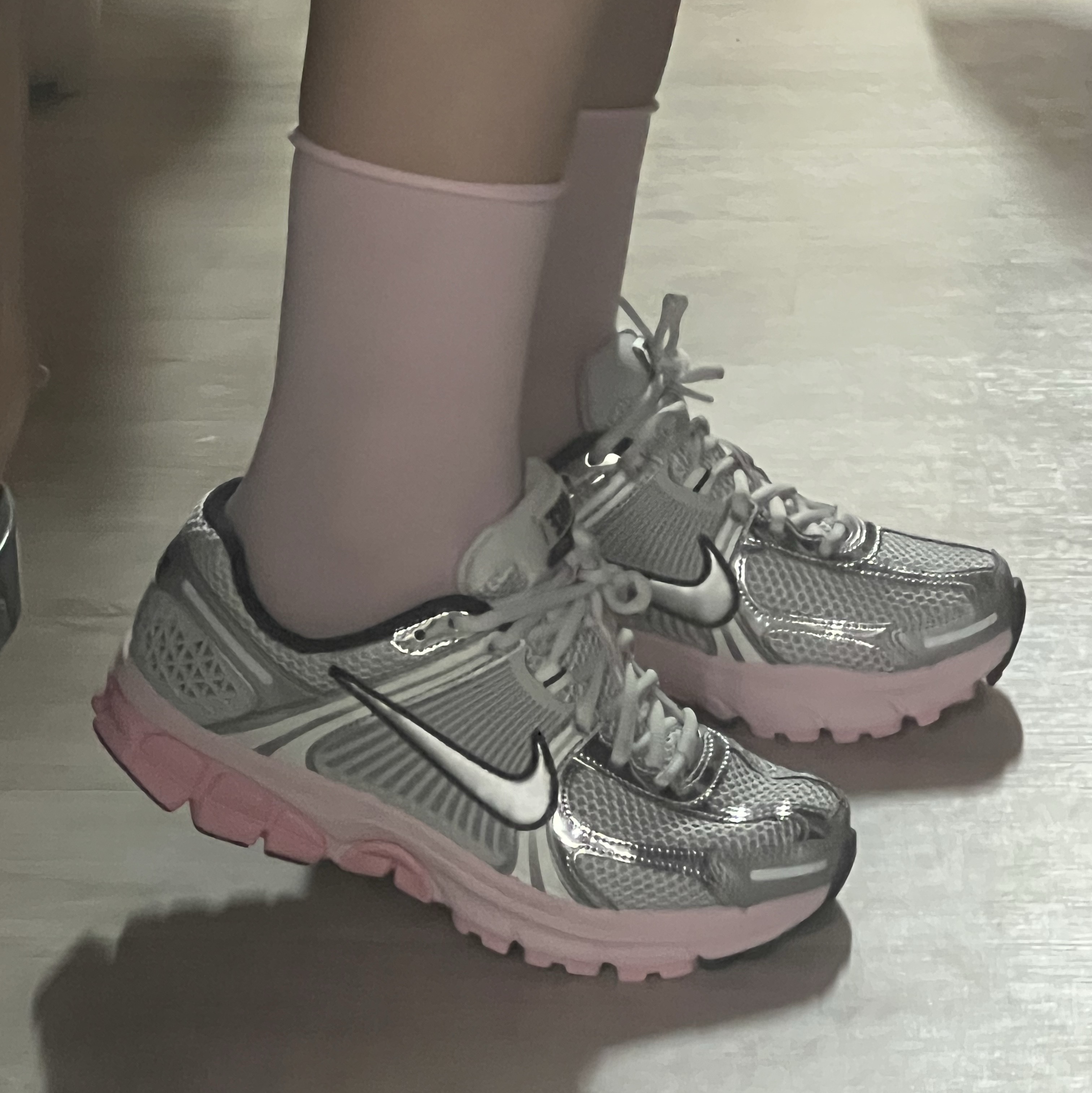 (W) Nike Zoom Vomero 5 Photon Dust Pink Foam 착용 스타일