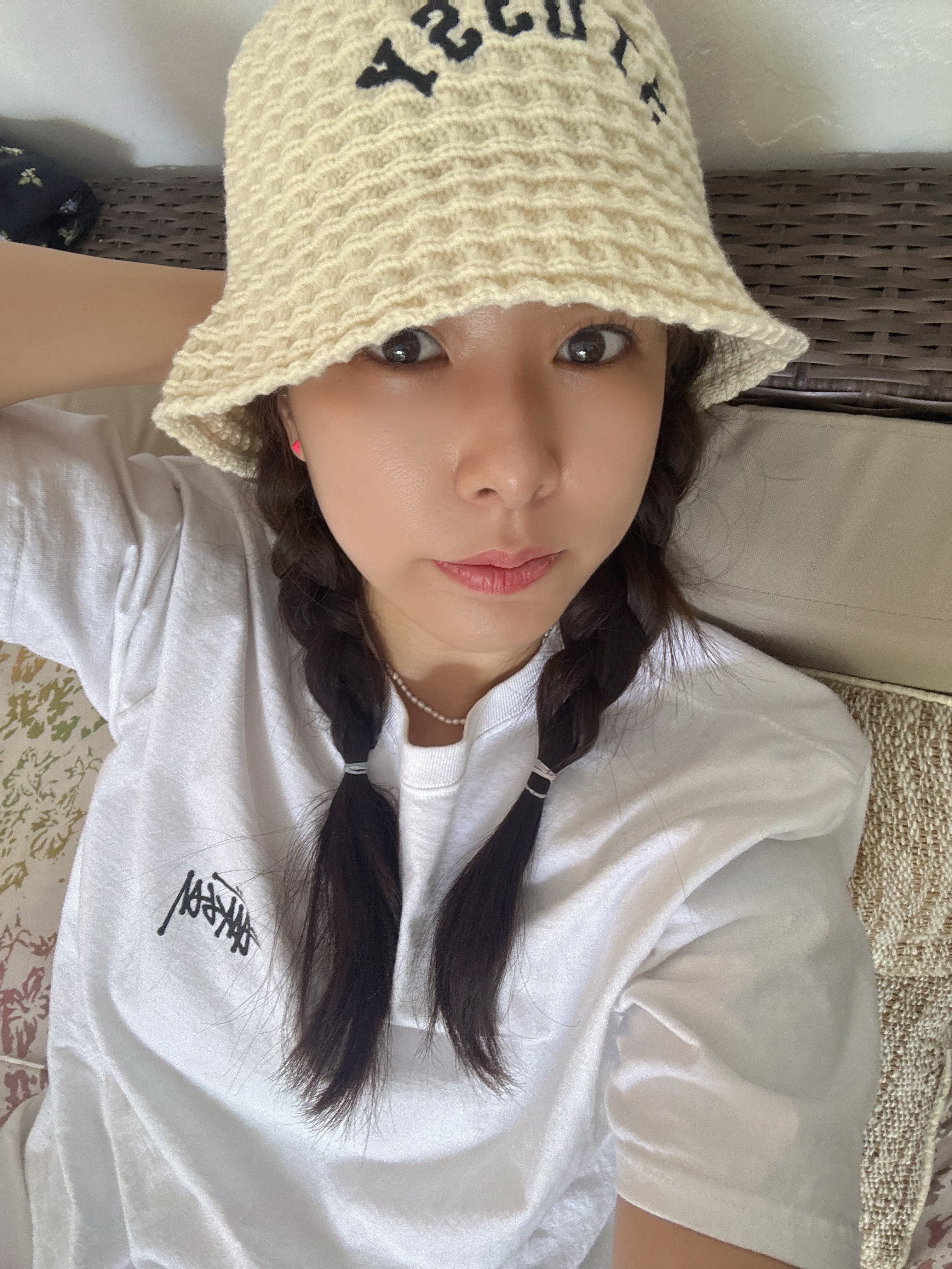 Stussy Bucket Hat Waffle Knit Bone, Stussy Basic Stussy T-Shirt White 2023 착용 스타일 - 2