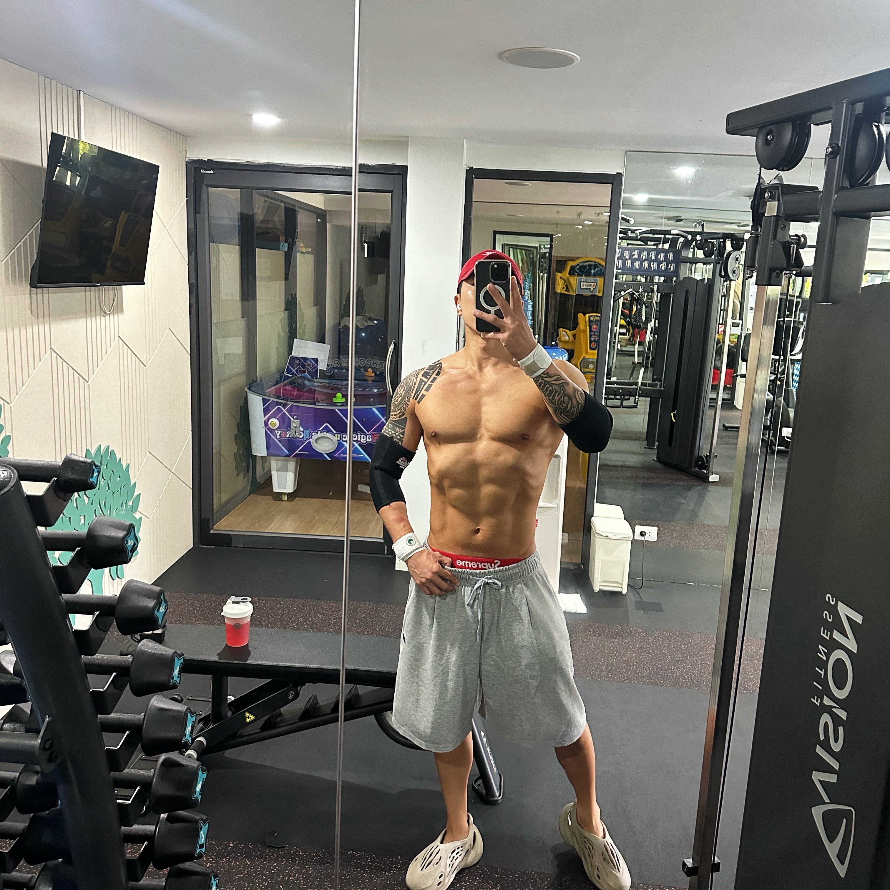 Adidas Yeezy Foam RNNR Stone Sage, Supreme Hanes Boxer Briefs White (4 Pack) 착용 스타일 - 1