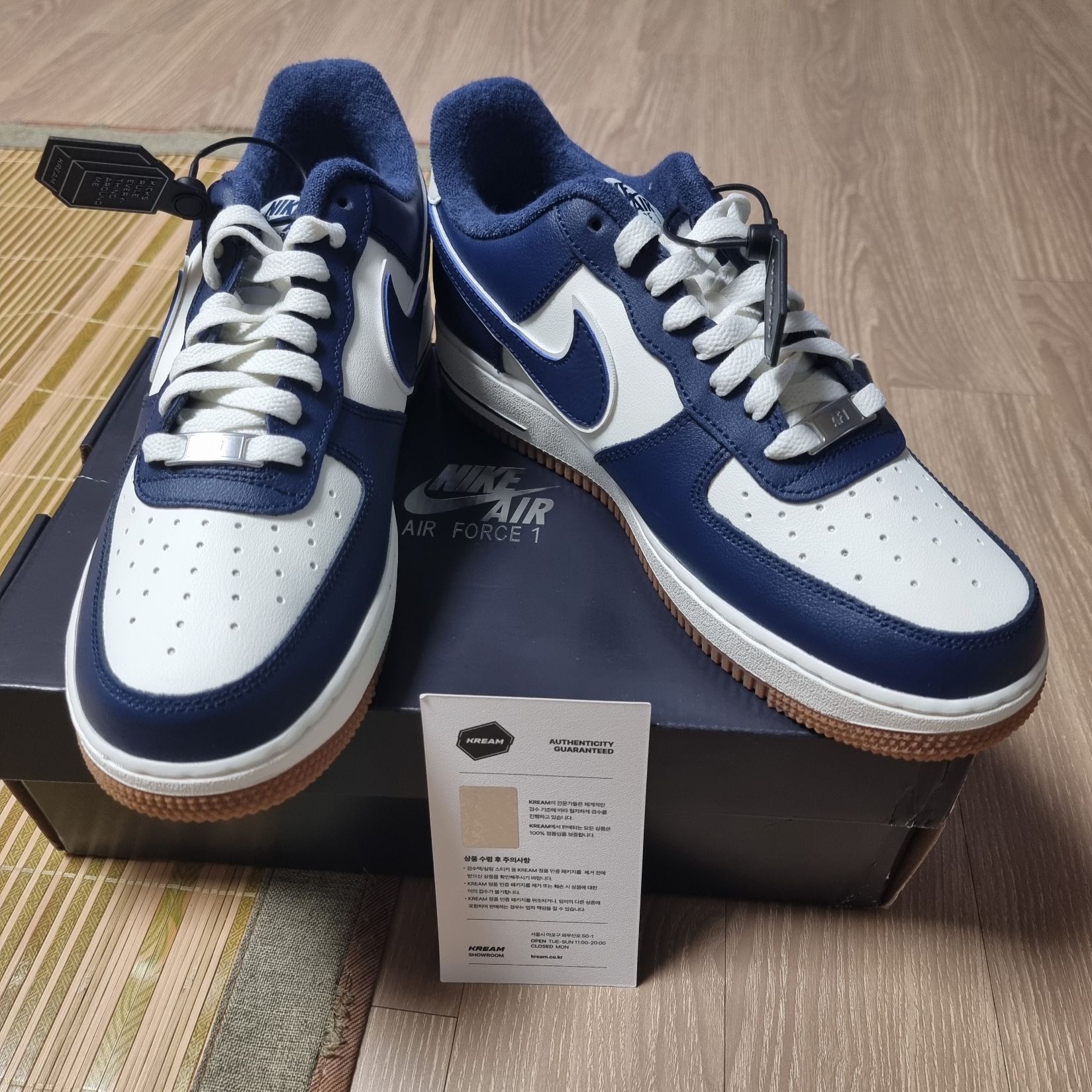 Nike Air Force 1 '07 LV8 Midnight Navy 착용 스타일 - 1