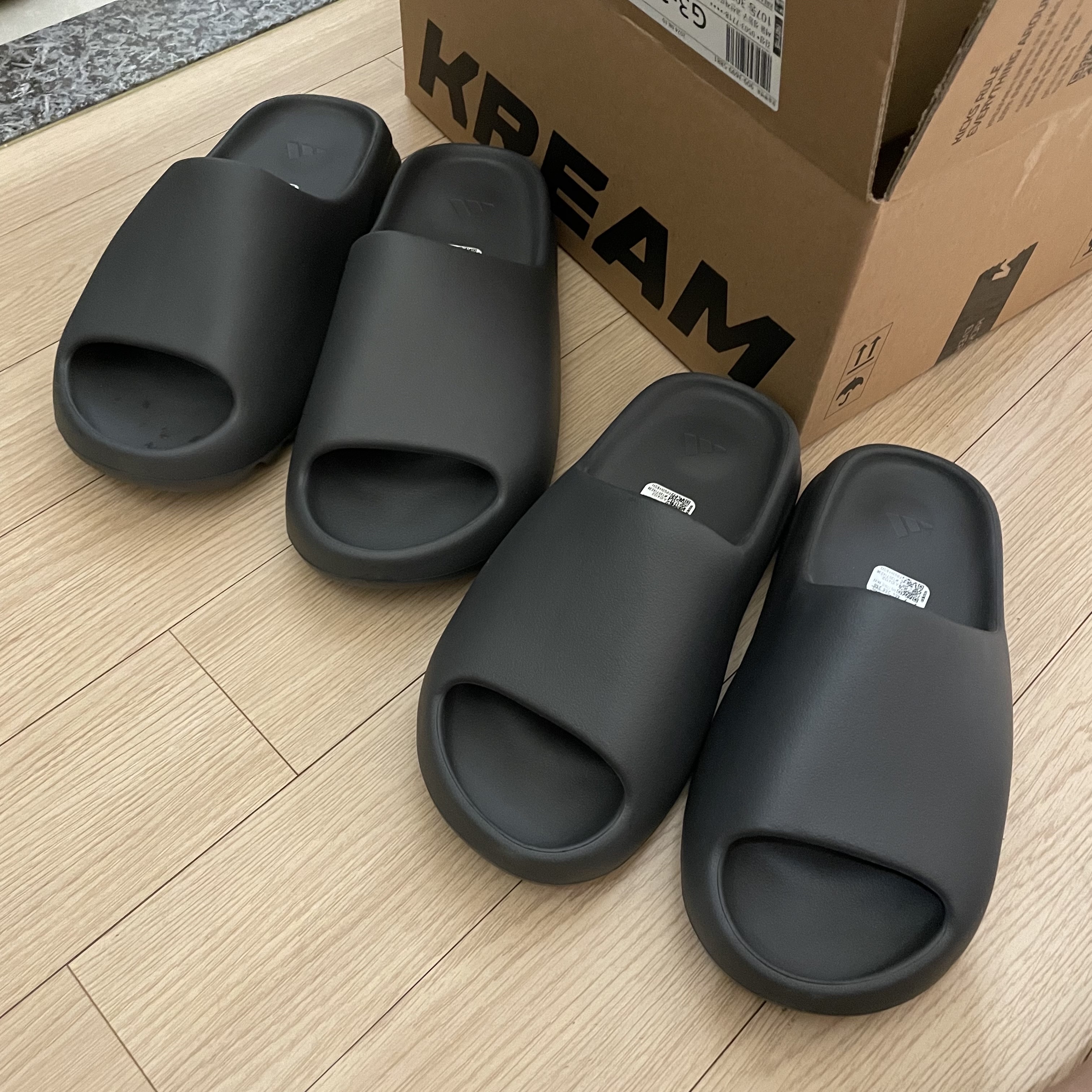 Adidas Yeezy Slide Granite 착용 스타일