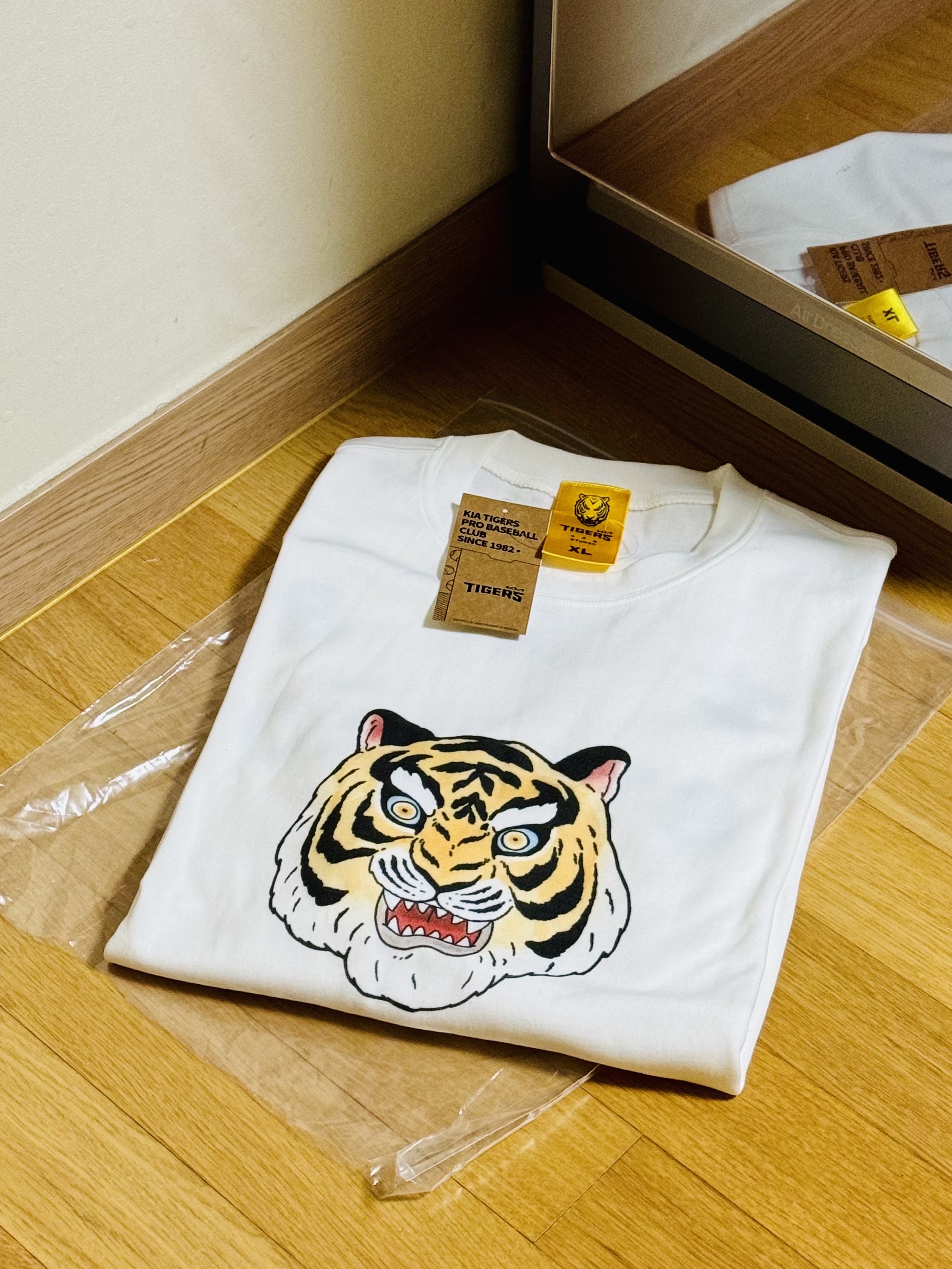 Kia Tigers x IAB Studio Tiger Head T-Shirt White 착용 스타일