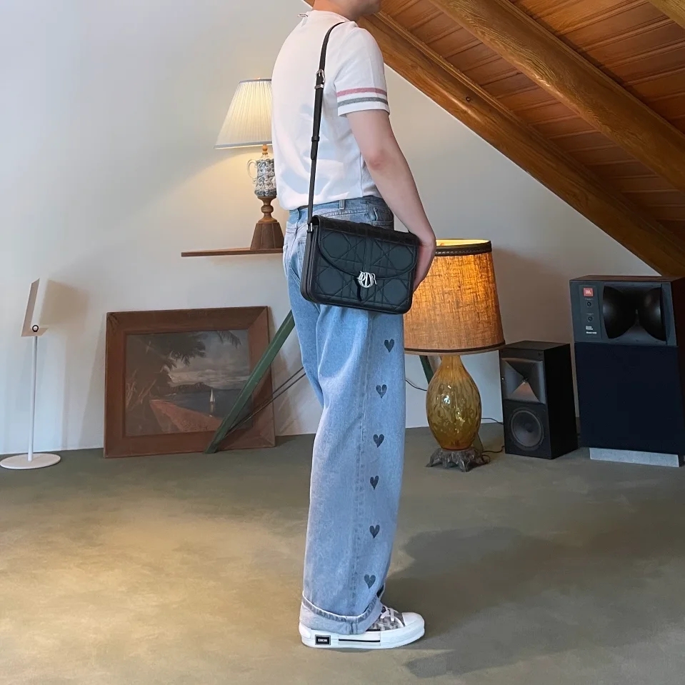 Thom Browne Textured Cotton Stripe Short Sleeve T-Shirt White, Dior Charm Bag Cannage Cosmo Leather Black 착용 스타일