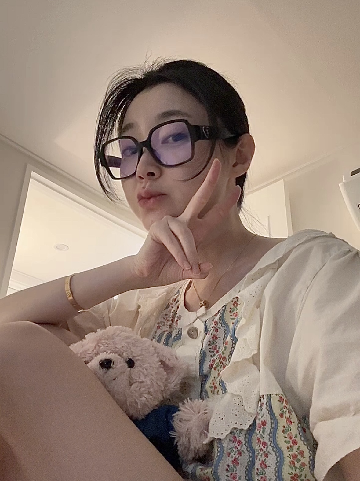 Chanel Square Blue Light Glasses Acetate & Black Asian Fit, Goyard Saint Louis GM Bag Black 착용 스타일 - 4