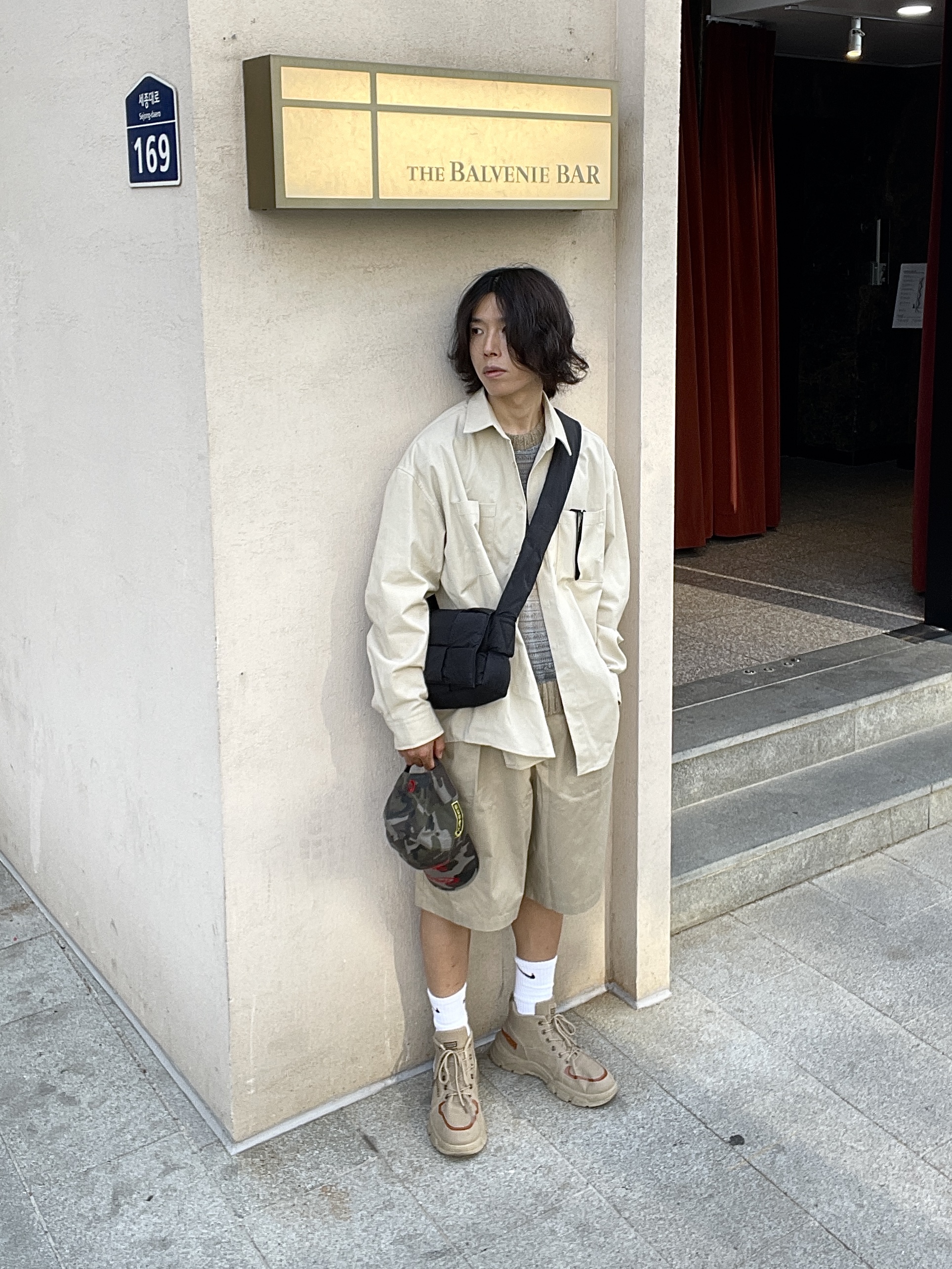 Bottega Veneta Padded Tech Cassette Black 착용 스타일 - 3