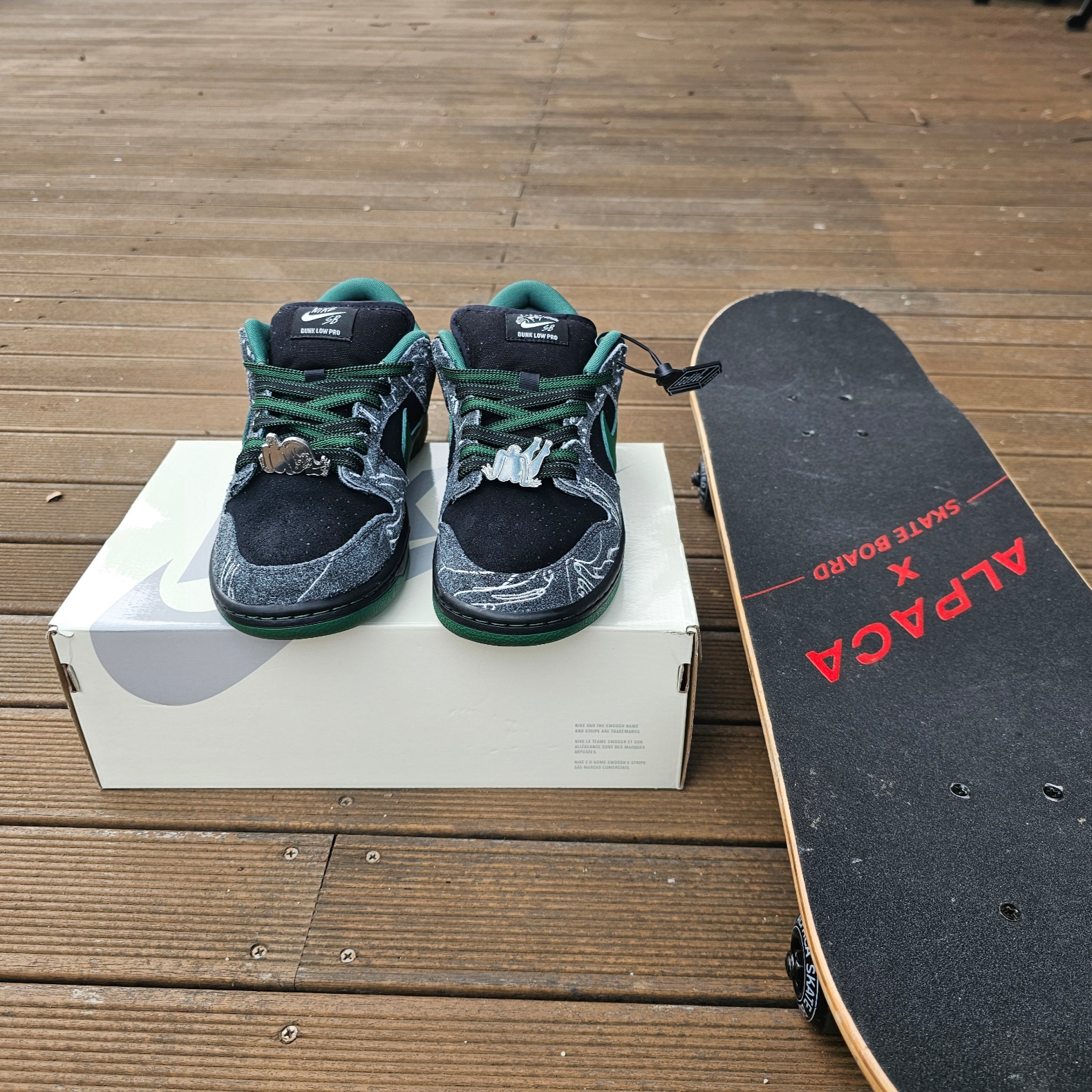 Nike x There SB Dunk Low Pro Anthracite and Gorge Green 착용 스타일 - 1