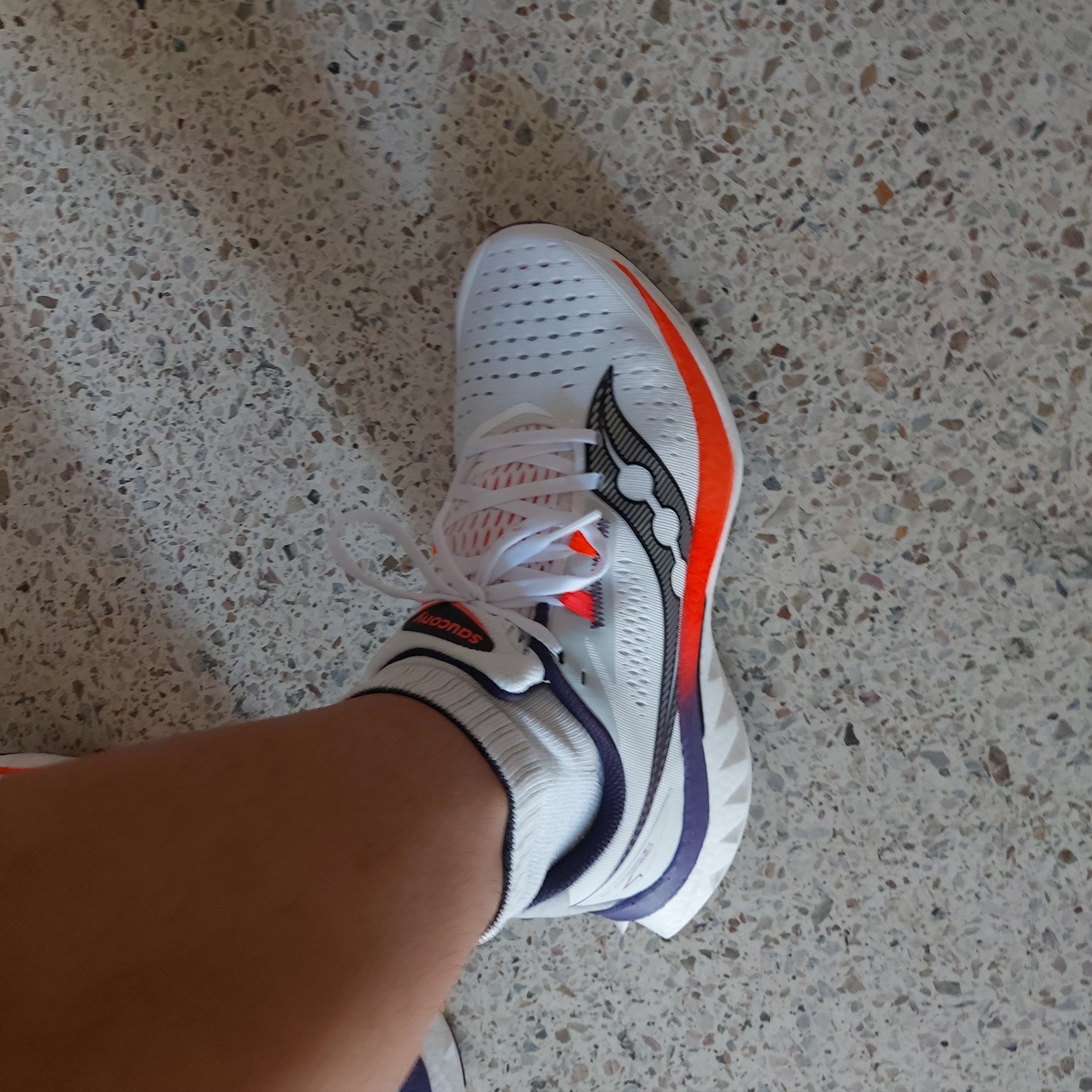Saucony Endorphin Speed 4 White Viziorange 착용 스타일