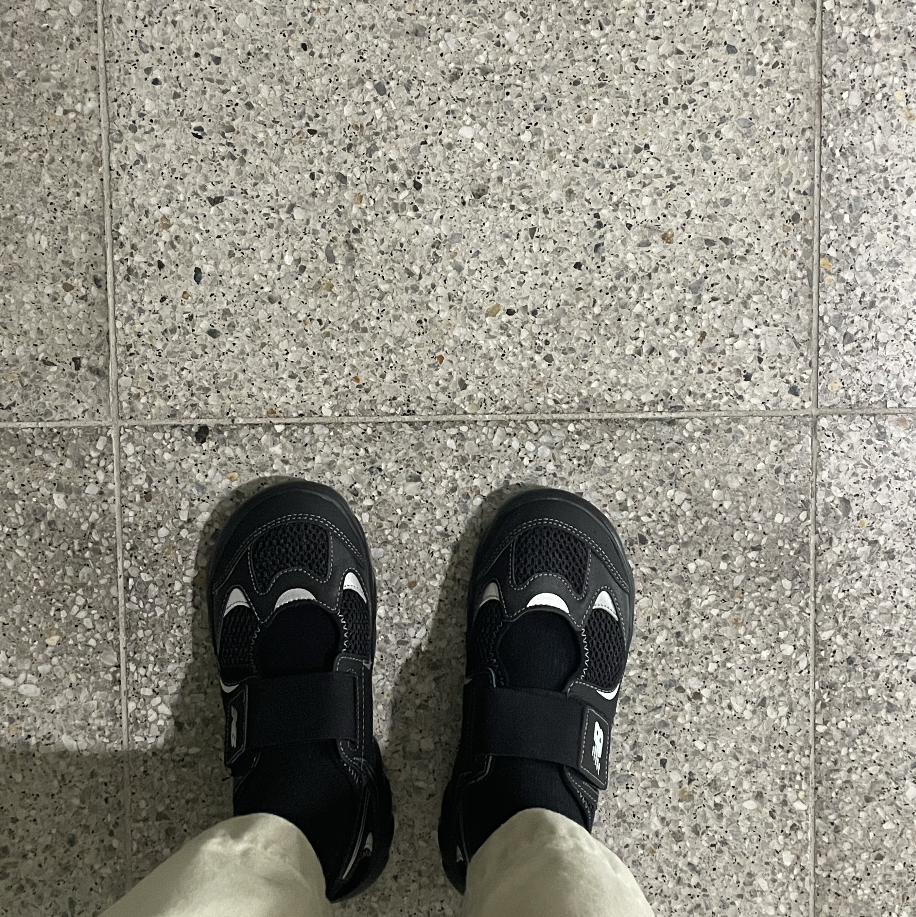 (Kids) New Balance Freedle 920 Sandal Black 착용 스타일