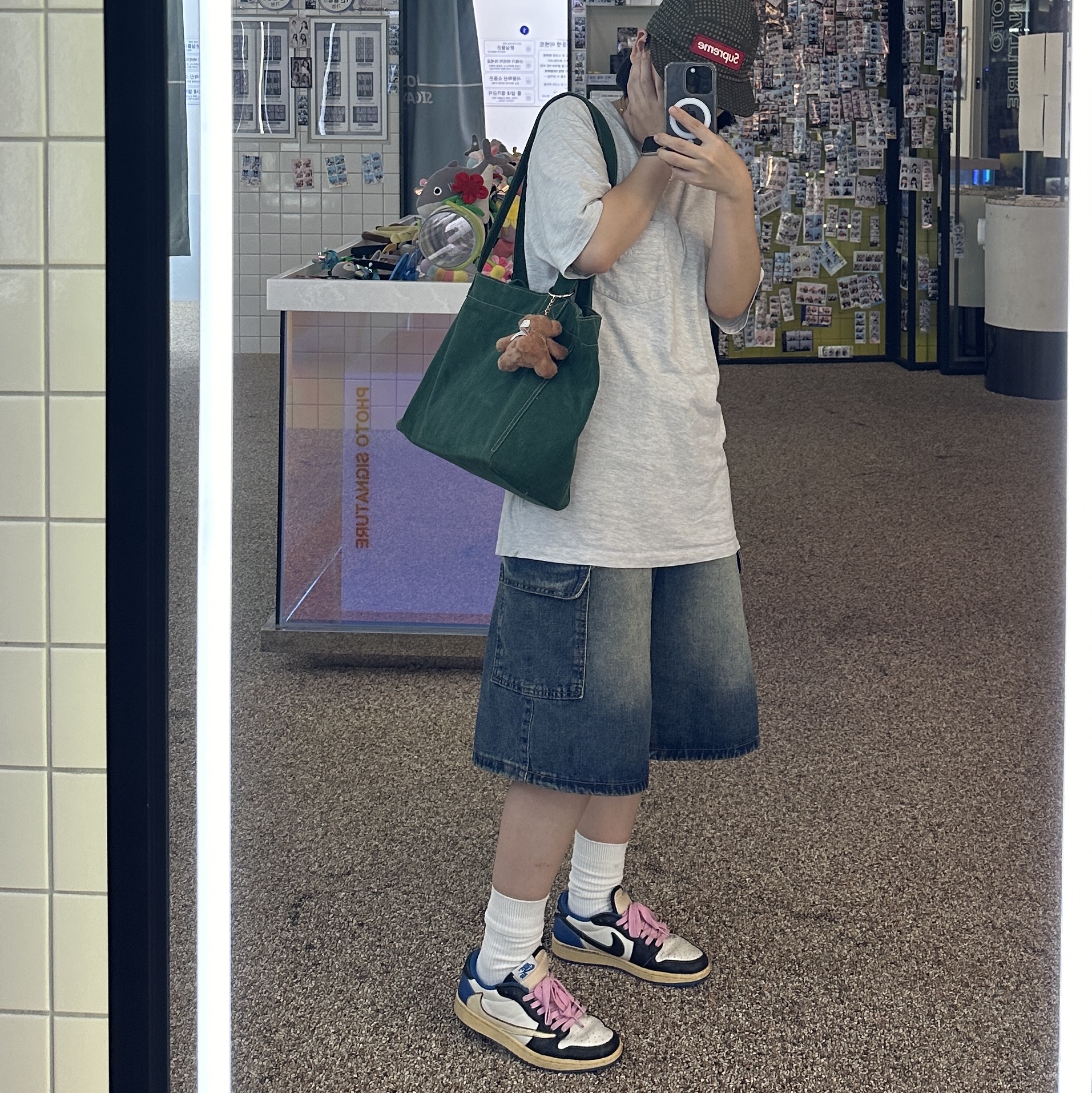 Jordan 1 x Travis Scott x Fragment Retro Low OG SP Military Blue, Starbucks Be Mine Bear Fabric Keychain 착용 스타일