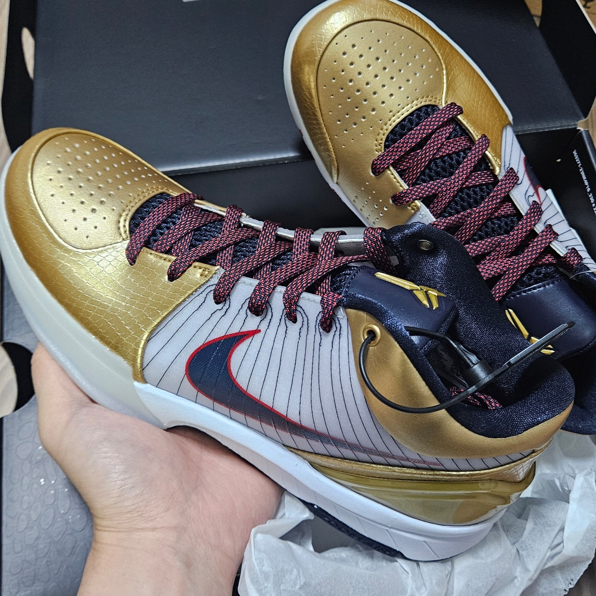 Nike Kobe 4 Protro Metallic Gold and Dark Obsidian 착용 스타일
