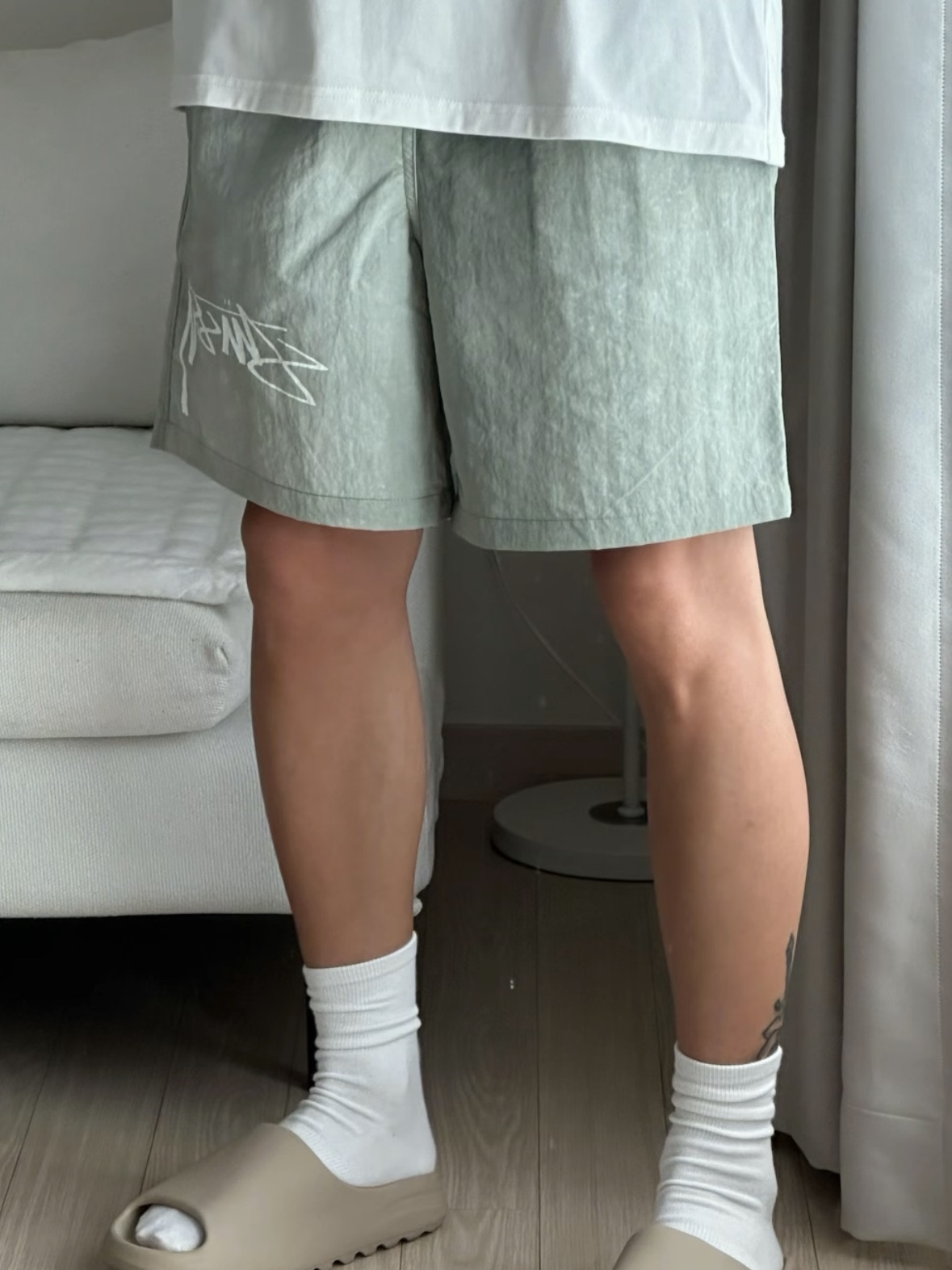 Stussy Wave Dye Nylon Shorts Sage 착용 스타일 - 2