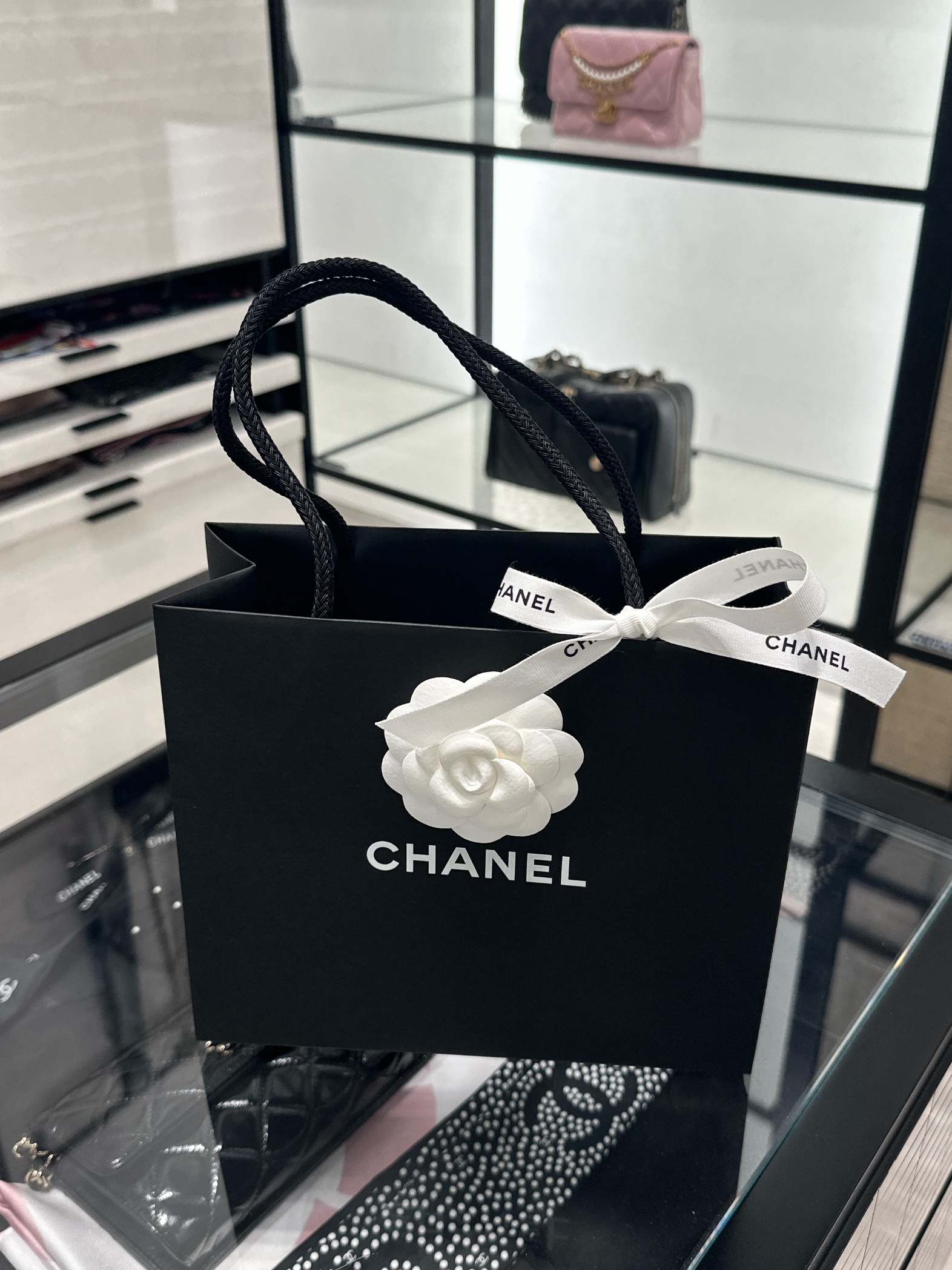 Chanel Square Blue Light Glasses Acetate & Black Asian Fit, Goyard Saint Louis GM Bag Black 착용 스타일 - 2