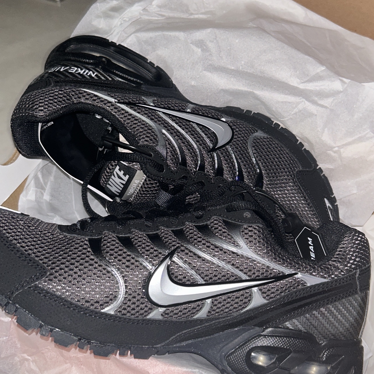 Nike Air Max Torch 4 Anthracite Metallic Silver 착용 스타일 - 1