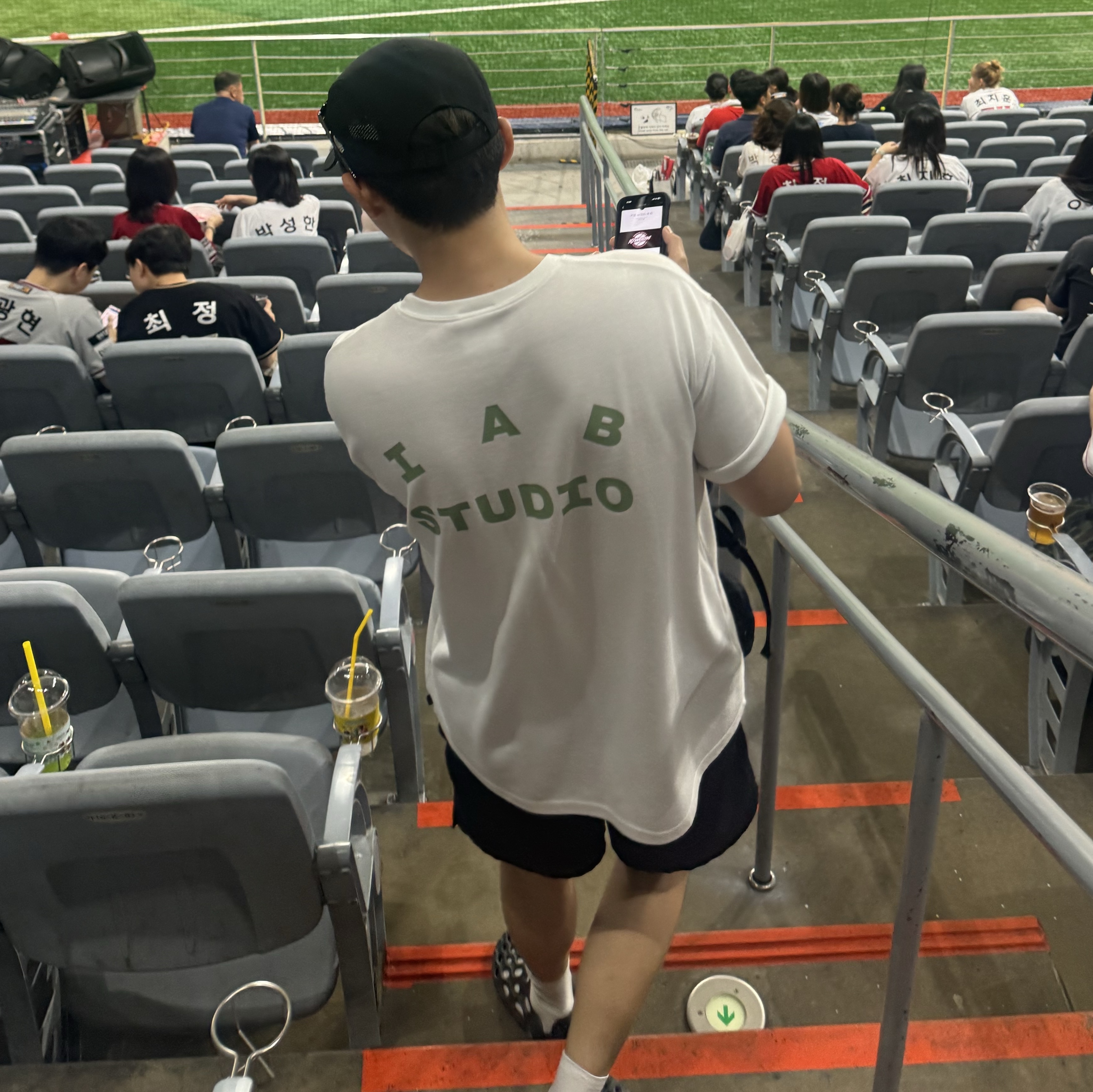 IAB Studio T-Shirt White Light Green, Merrell Hydro Moc Black 착용 스타일