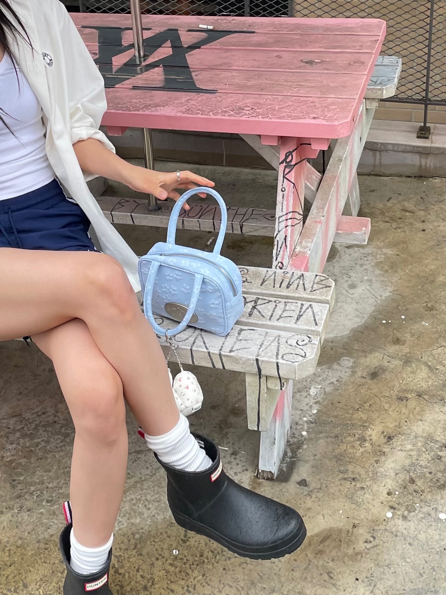 LOTS YOU Lumpy Bumpy Tote Bag Sky Blue 착용 스타일 - 3