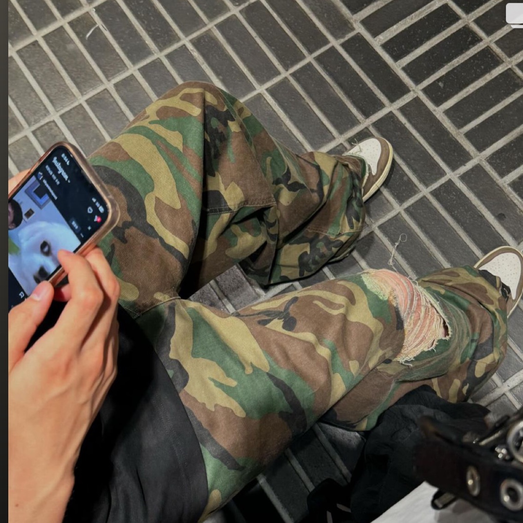 Jordan 1 x Travis Scott Retro High OG SP Mocha, Balenciaga Le Cagole XS Shoulder Bag with Piercing Black 착용 스타일 - 1