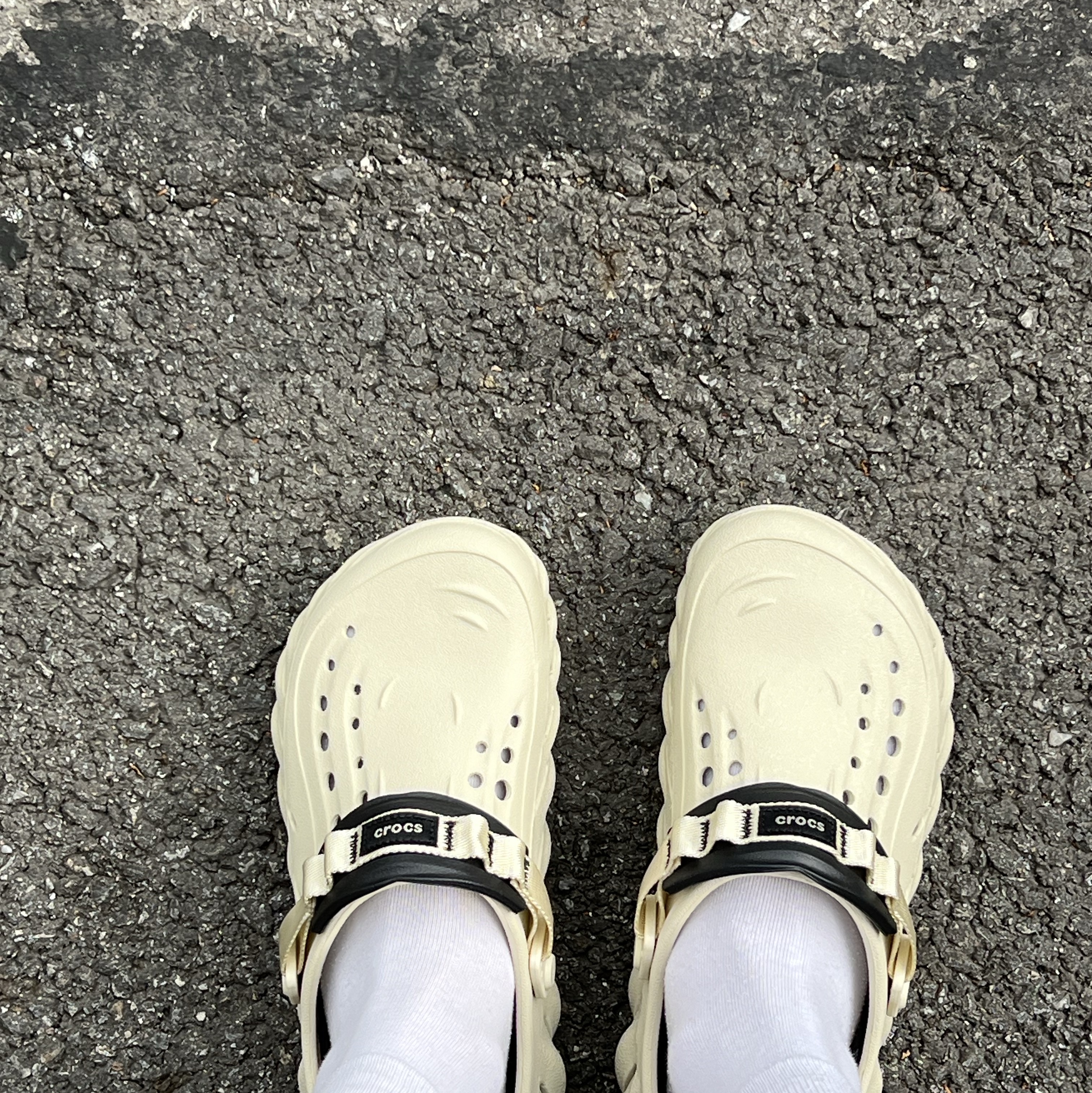 Crocs Echo Clog Bone Black 착용 스타일