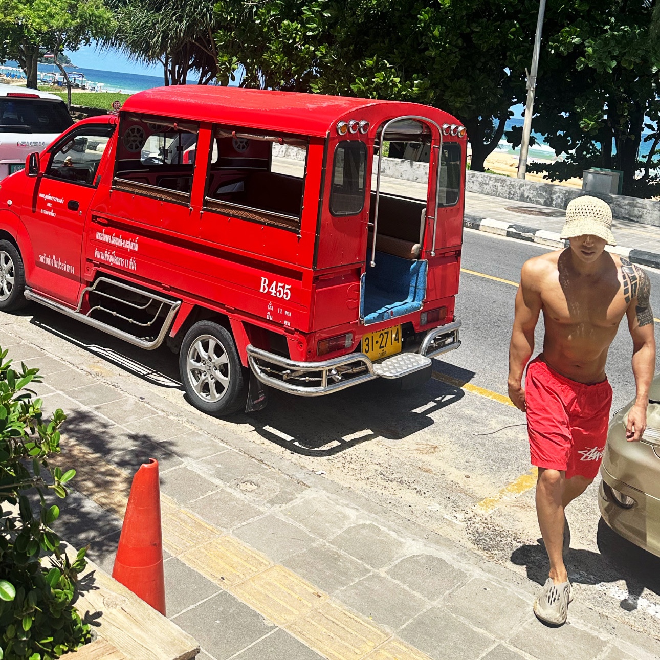 Nike x Stussy Water Shorts Habanero Red, Adidas Yeezy Foam RNNR Stone Sage 착용 스타일