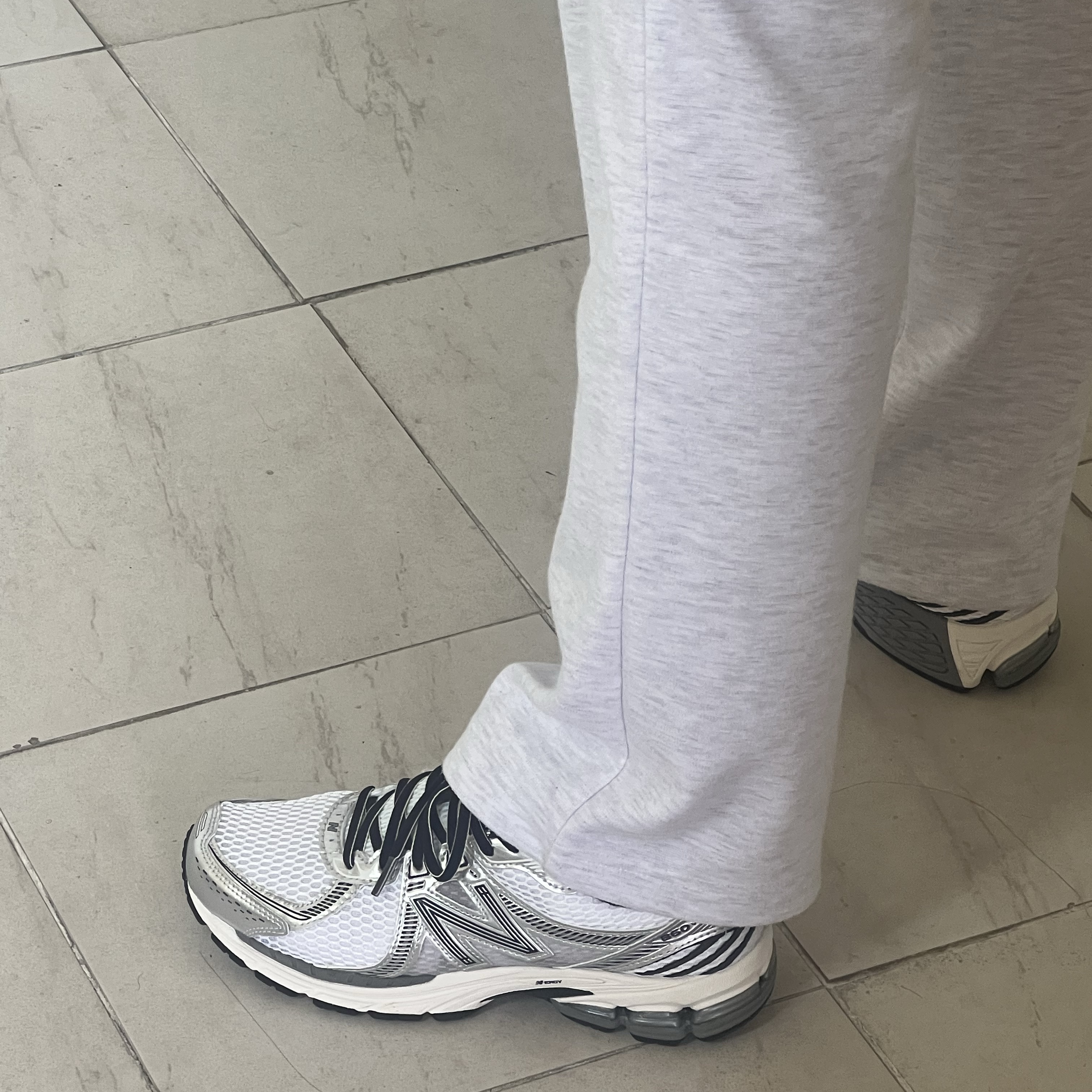 New Balance 860v2 Optic White 착용 스타일 - 1