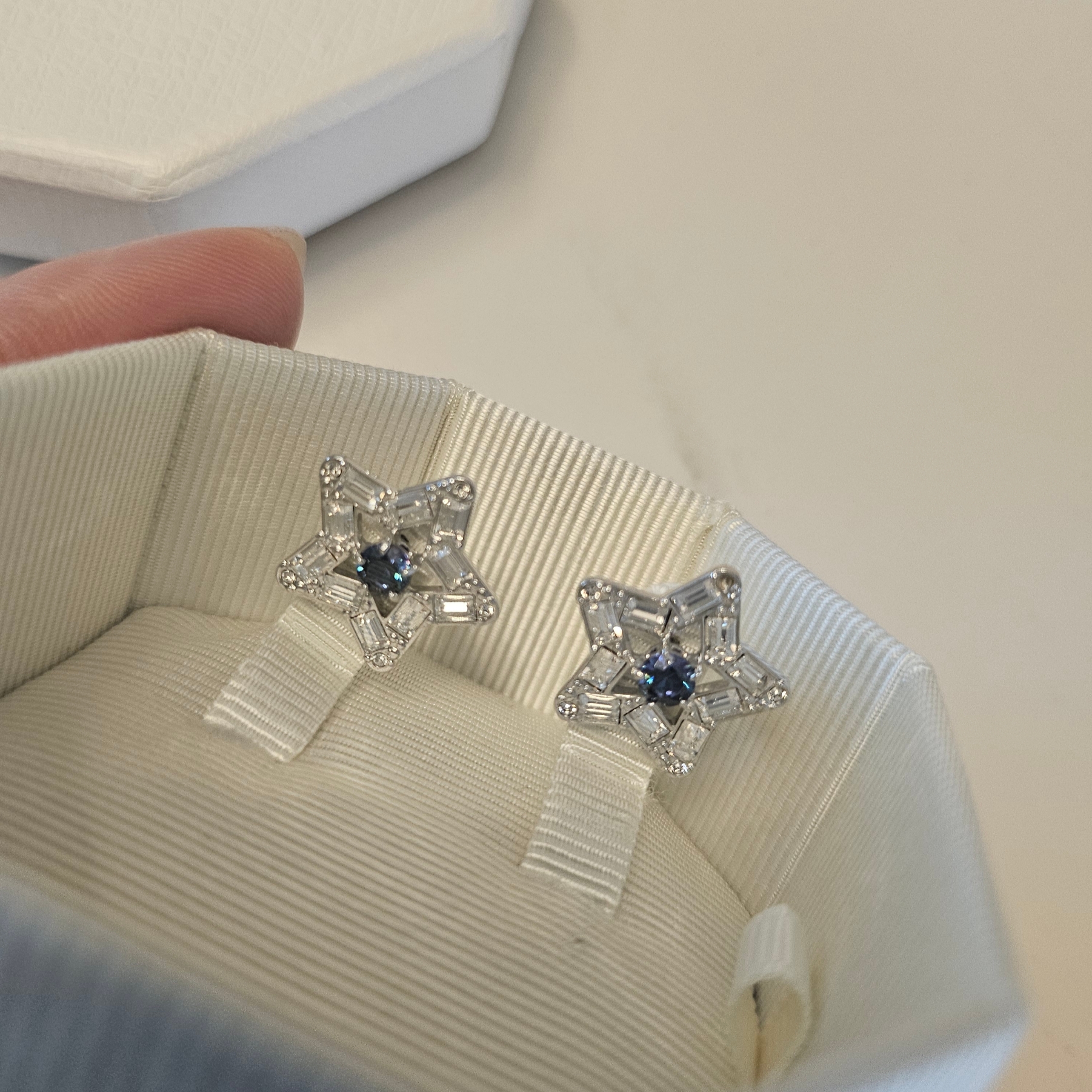 (W) Swarovski Stella Stud Earrings Blue Rhodium Plated 착용 스타일