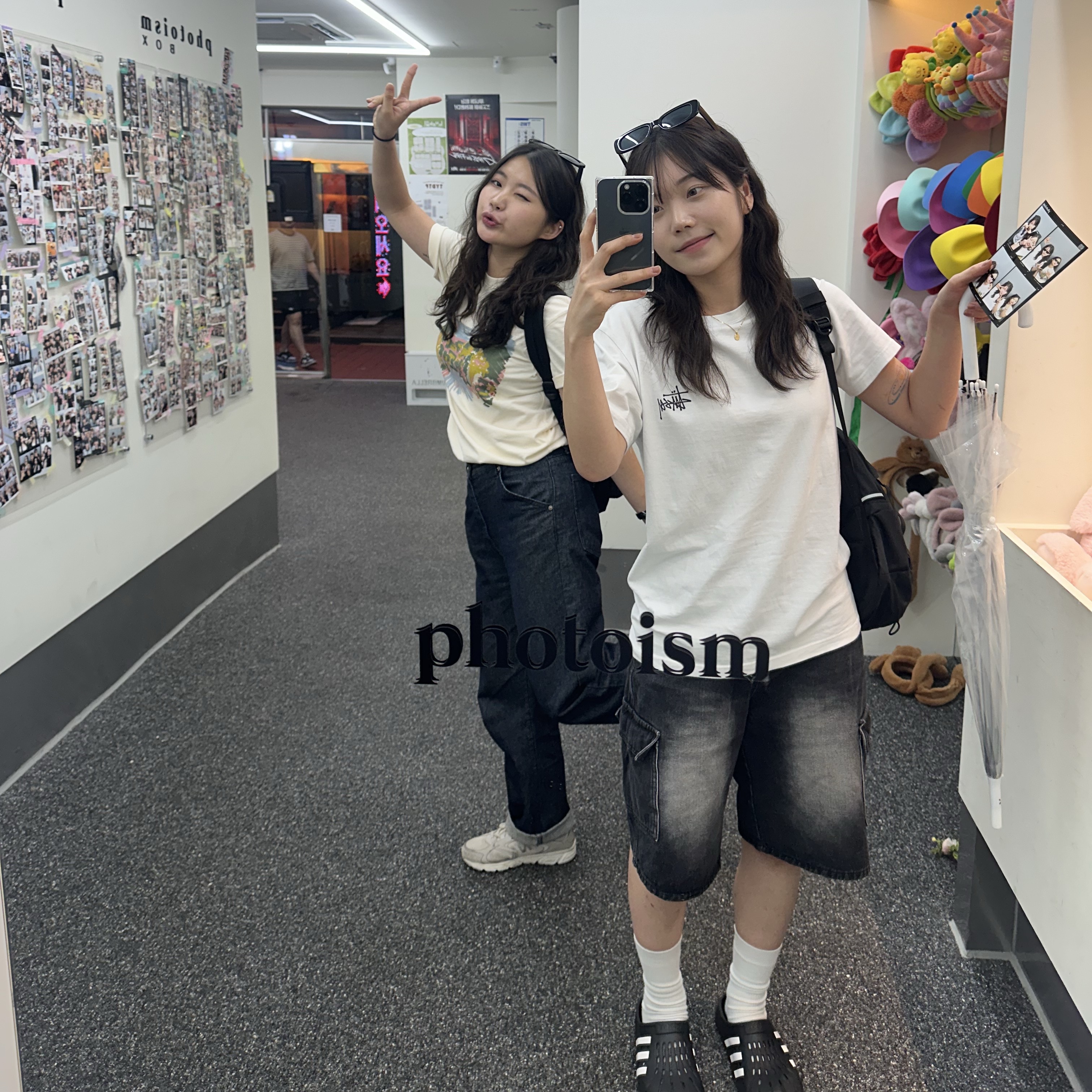 Adidas Adilette Clog Black White, Stussy Basic Stussy T-Shirt White 2024, 2025 착용 스타일