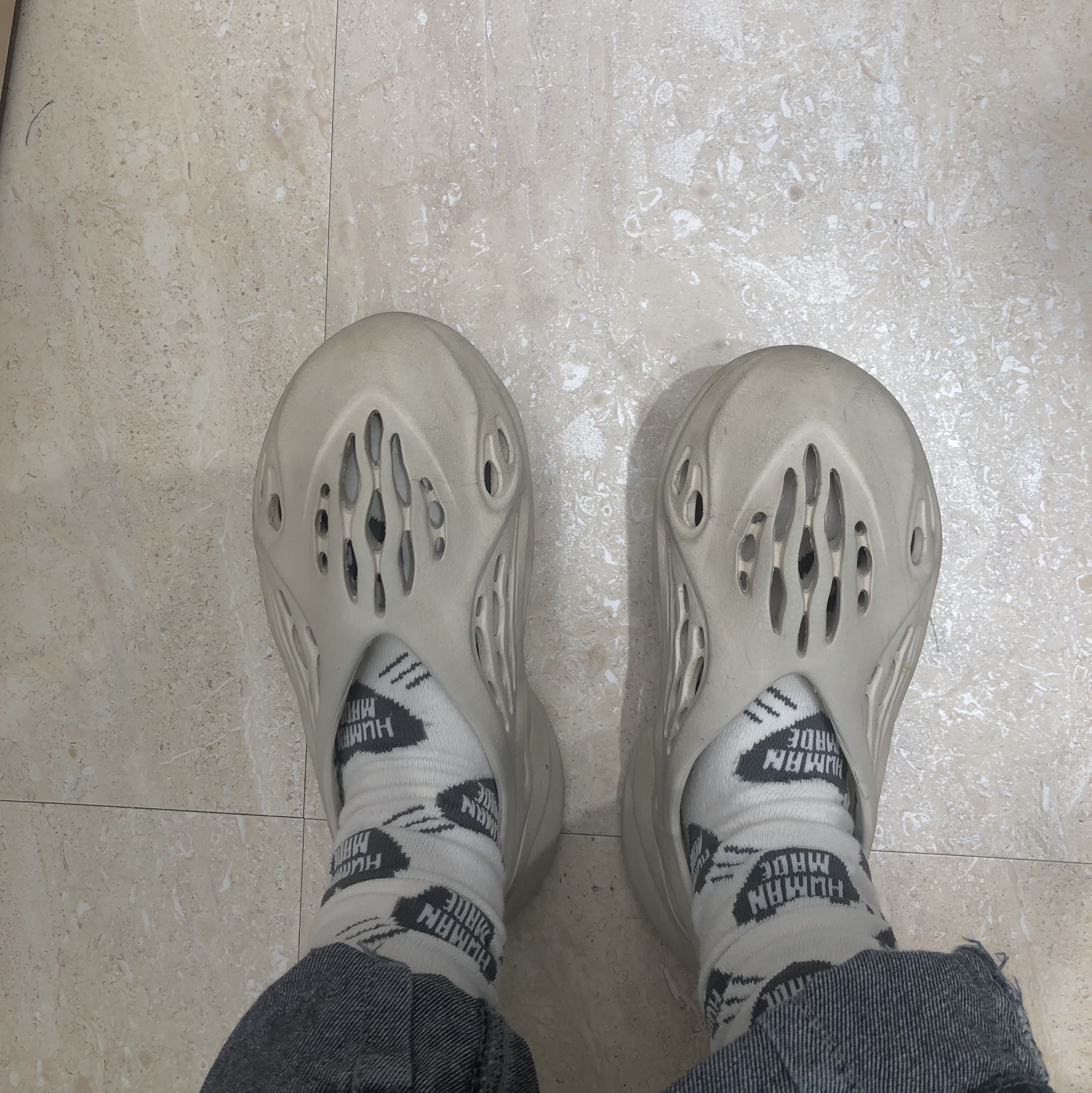 Adidas Yeezy Foam RNNR Sand 착용 스타일