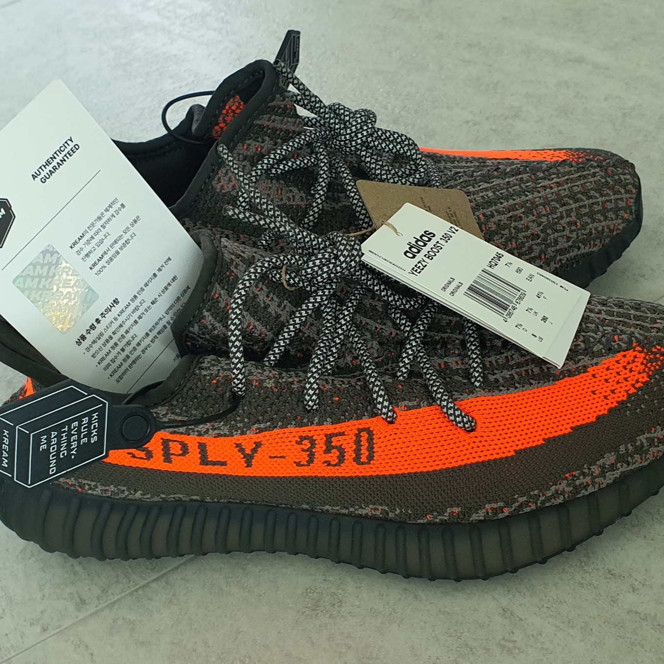Adidas Yeezy Boost 350 V2 Carbon Beluga 착용 스타일