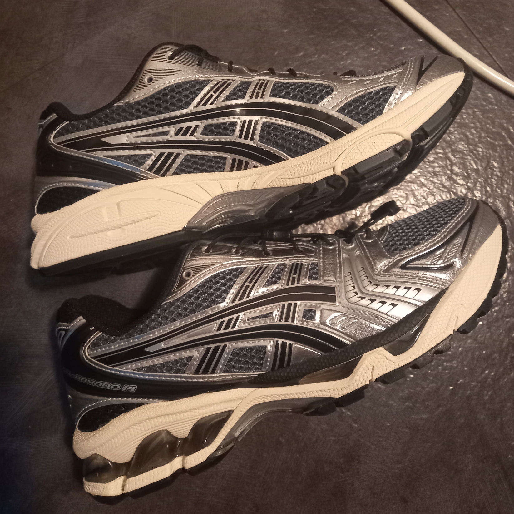 Asics Unlimited Gel-Kayano 14 Carrier Grey Black 착용 스타일