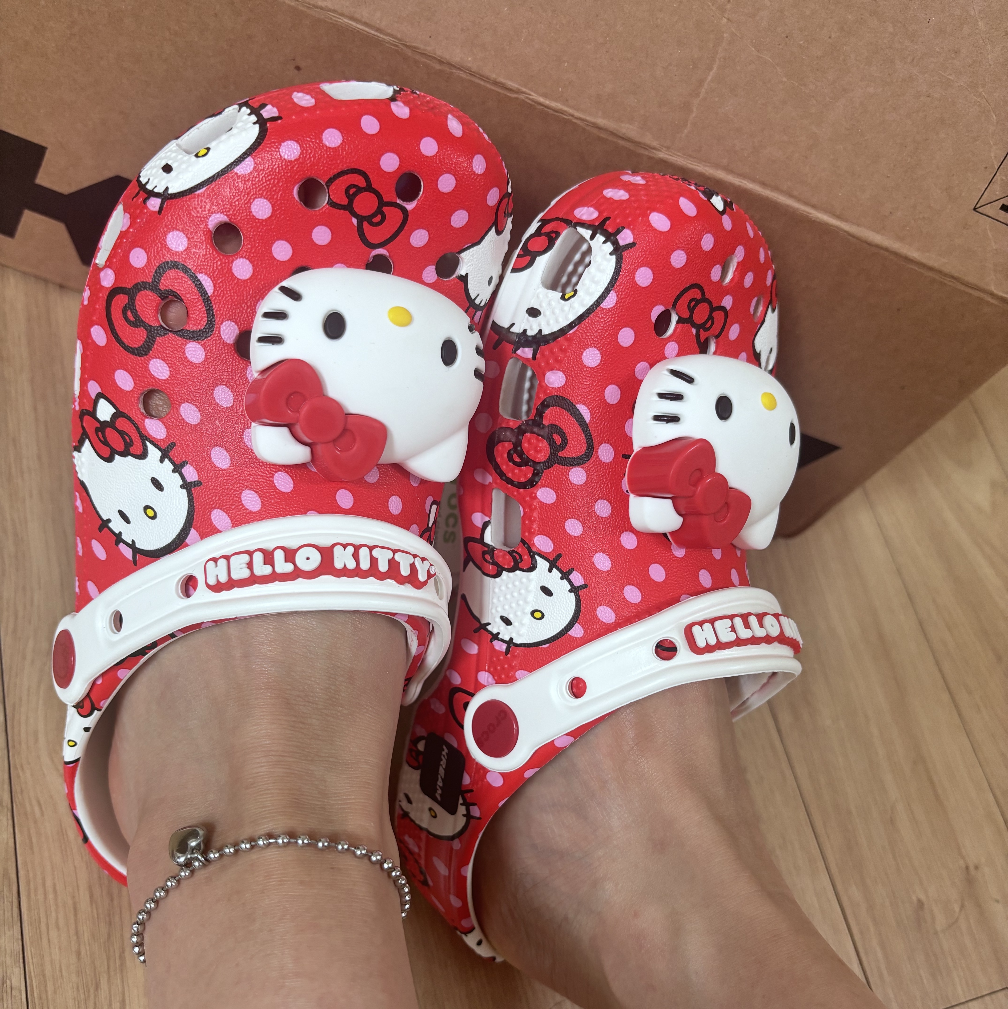 Crocs x Hello Kitty Classic Clog Multi 착용 스타일
