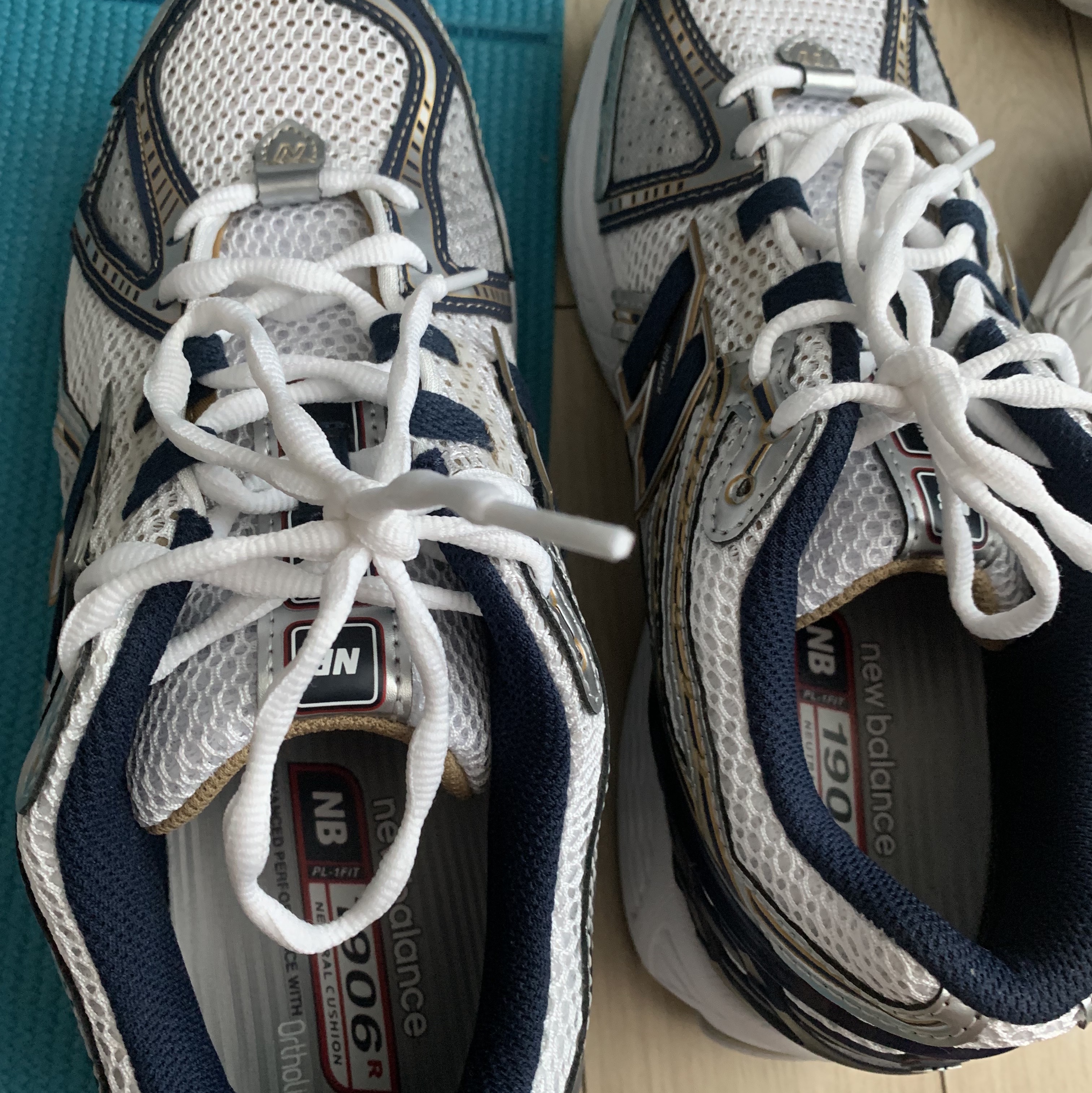 New Balance 1906R White Navy Gold 착용 스타일 - 2