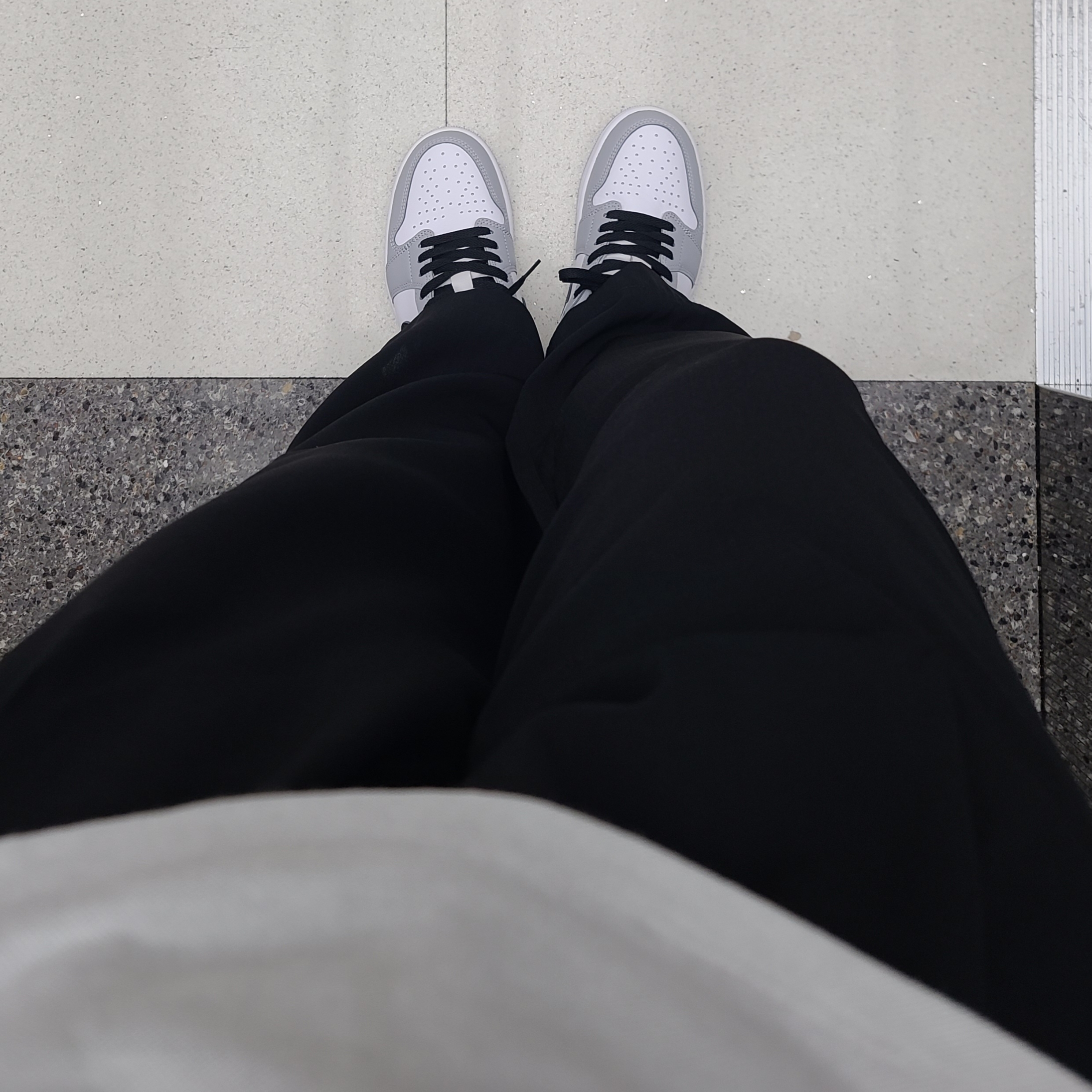 Jordan 1 Retro Low OG Wolf Grey and White 착용 스타일