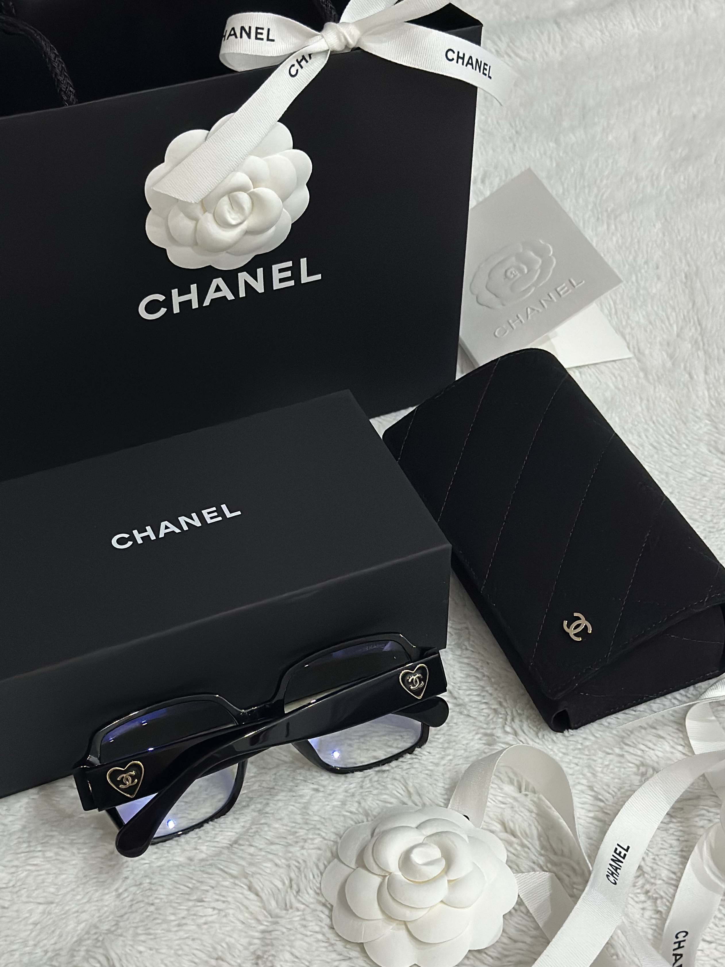 Chanel Square Blue Light Glasses Acetate & Black Asian Fit, Goyard Saint Louis GM Bag Black 착용 스타일 - 3