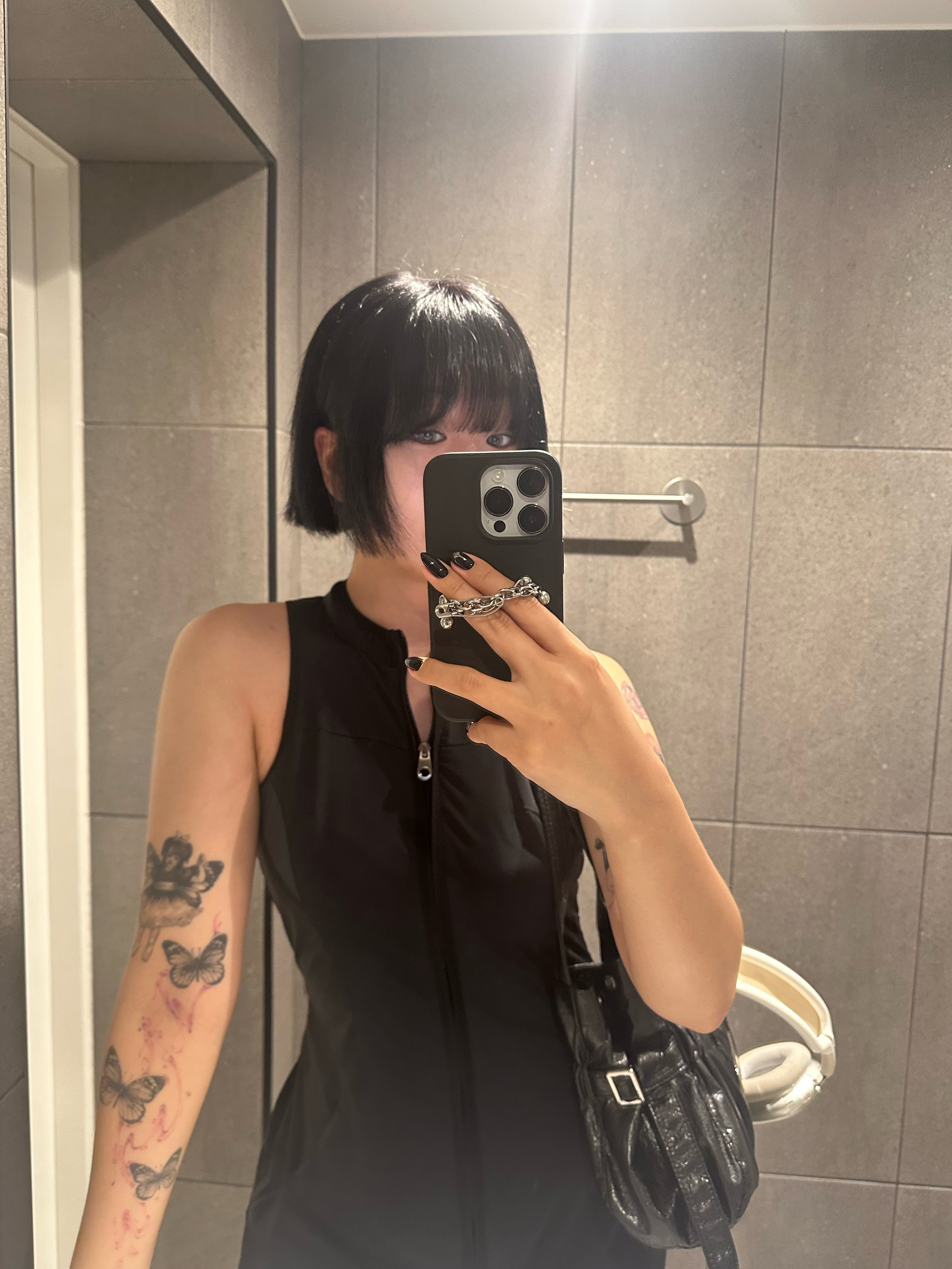 Matin Kim Faux Leather Seashell Mini Bag Black, Apple AirPods Max Lightning Silver (Korean Ver.) 착용 스타일 - 1