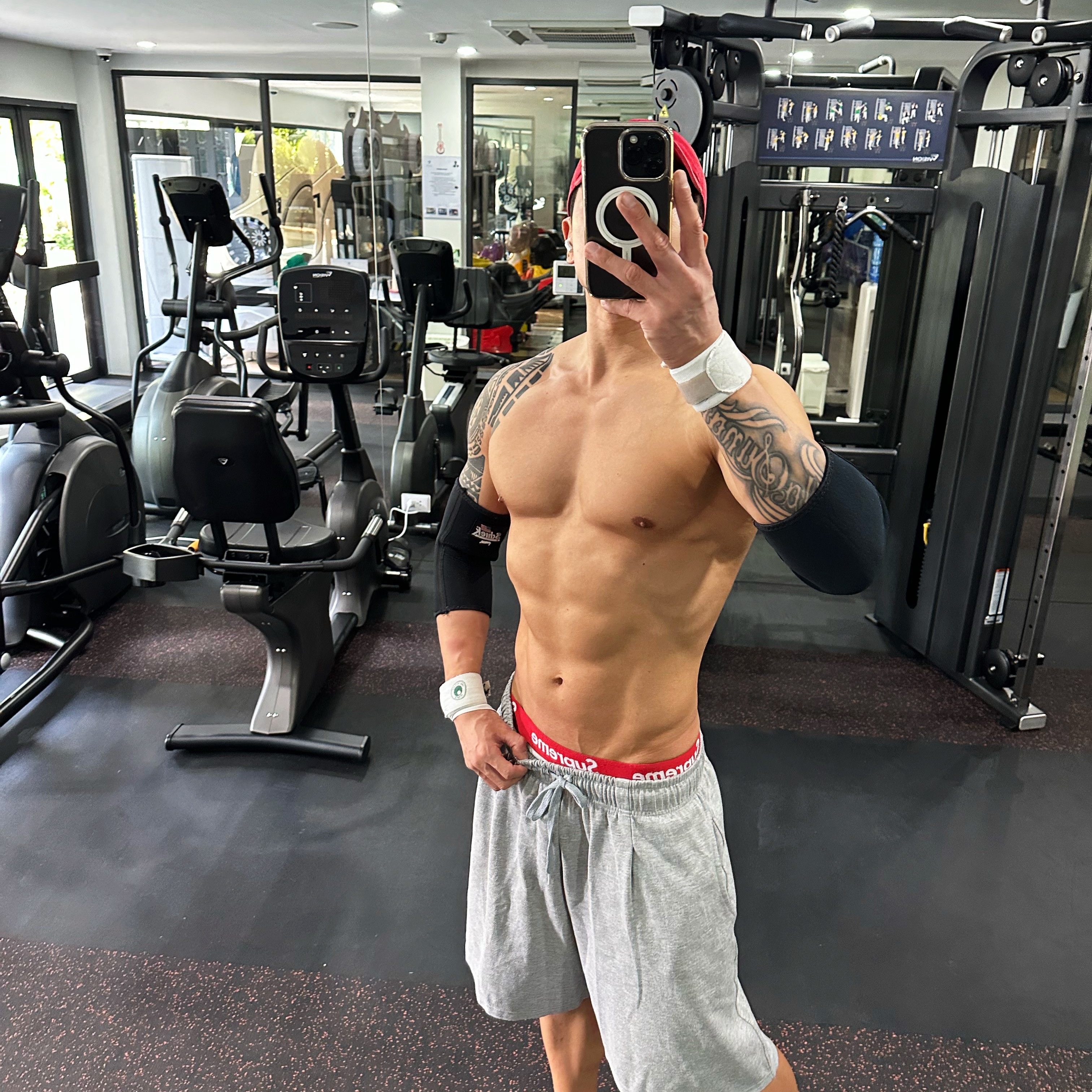 Adidas Yeezy Foam RNNR Stone Sage, Supreme Hanes Boxer Briefs White (4 Pack) 착용 스타일 - 2