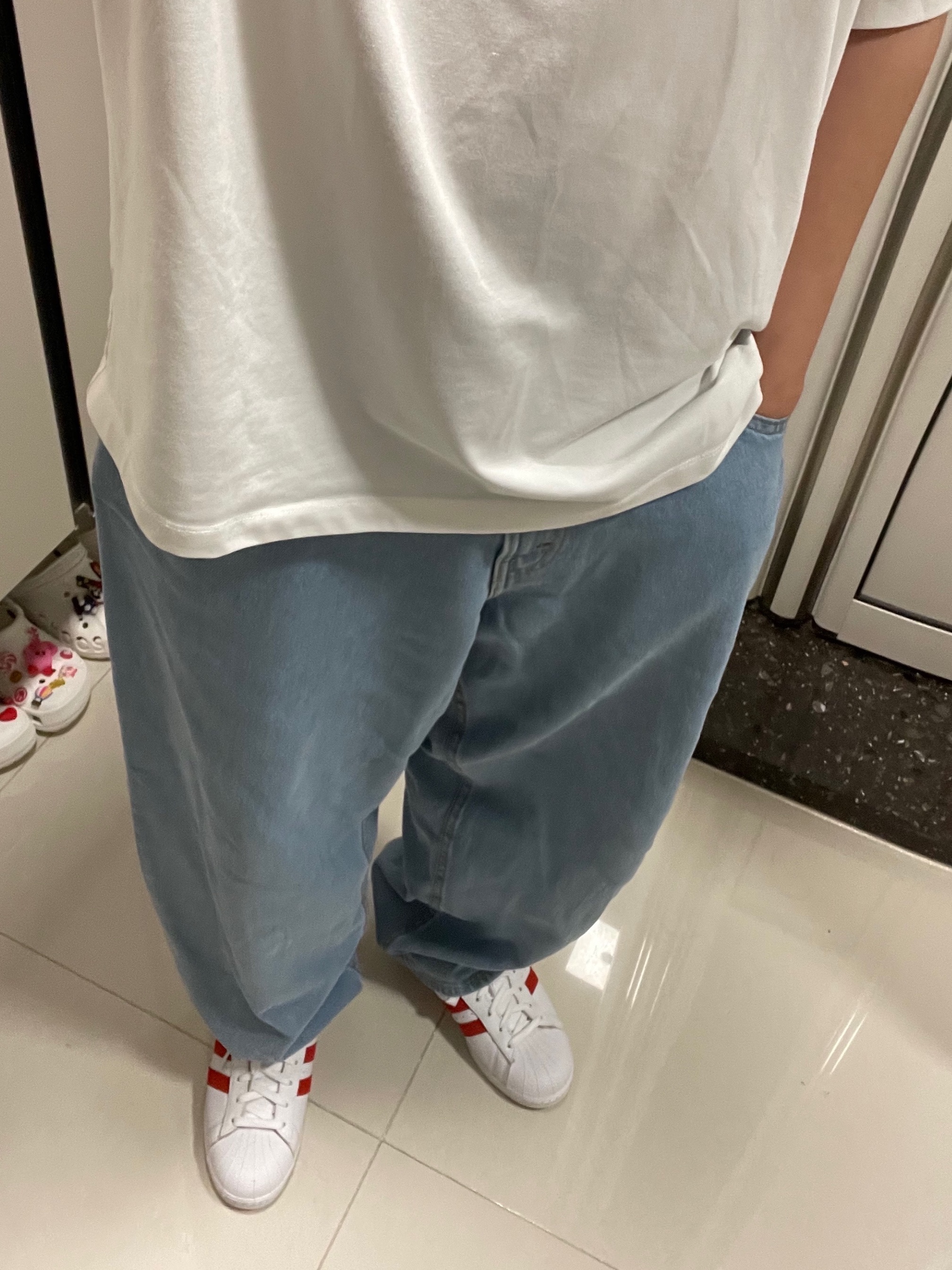 Adidas Superstar Active Red 착용 스타일 - 1