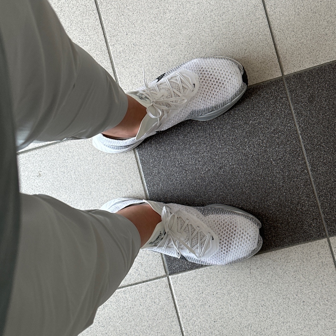 Nike ZoomX Vaporfly Next% 3 White Grey 착용 스타일