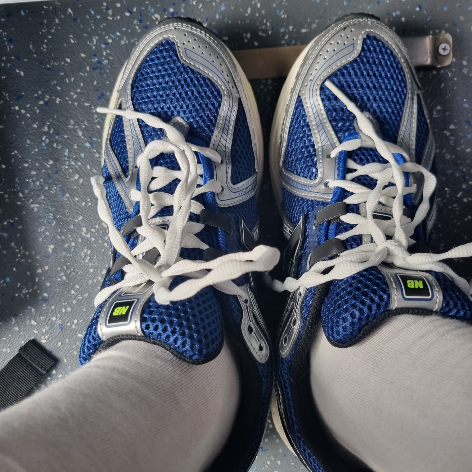 New Balance 1906R Team Royal Thirty Watt 착용 스타일