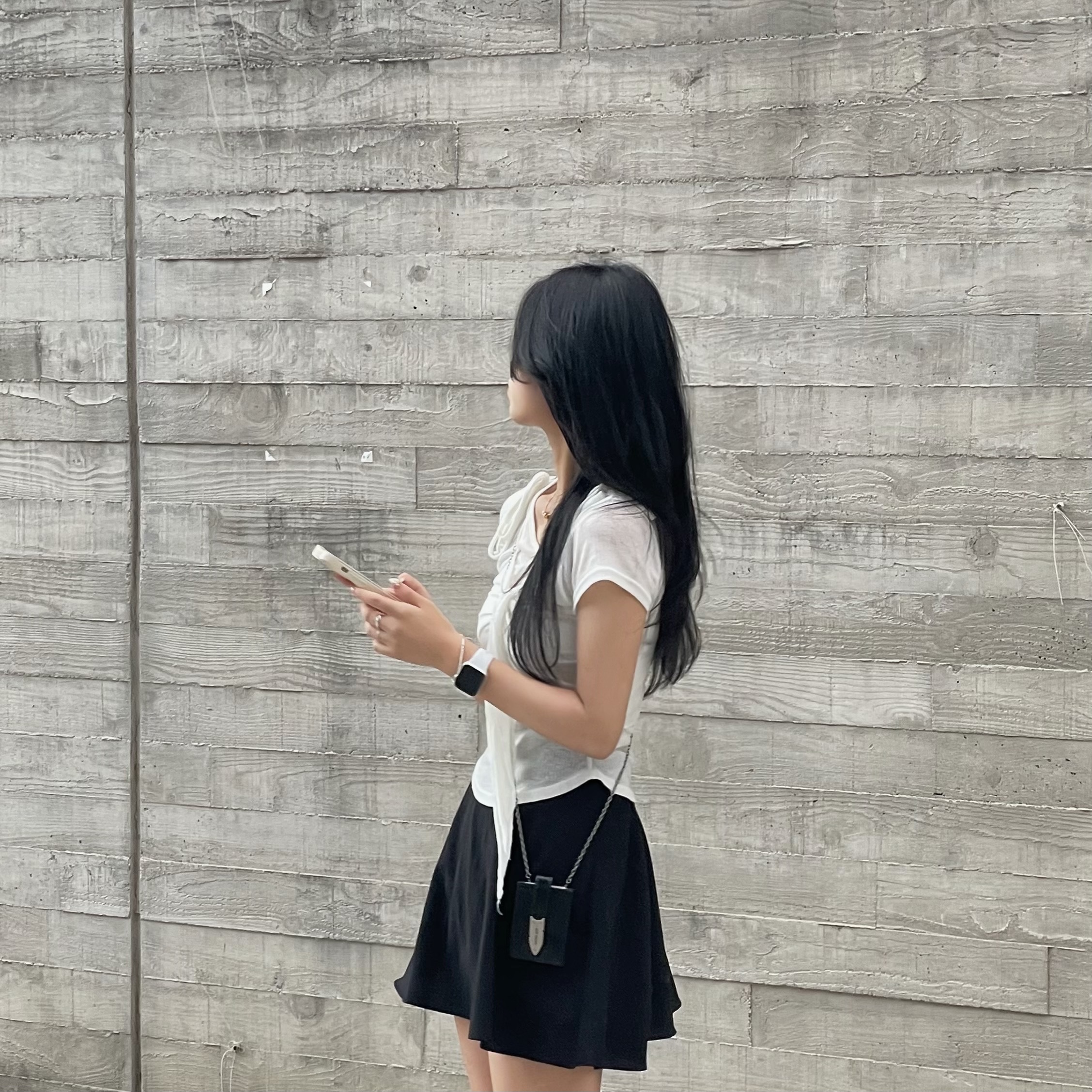 Matin Kim Accordion Necklace Wallet Black 착용 스타일