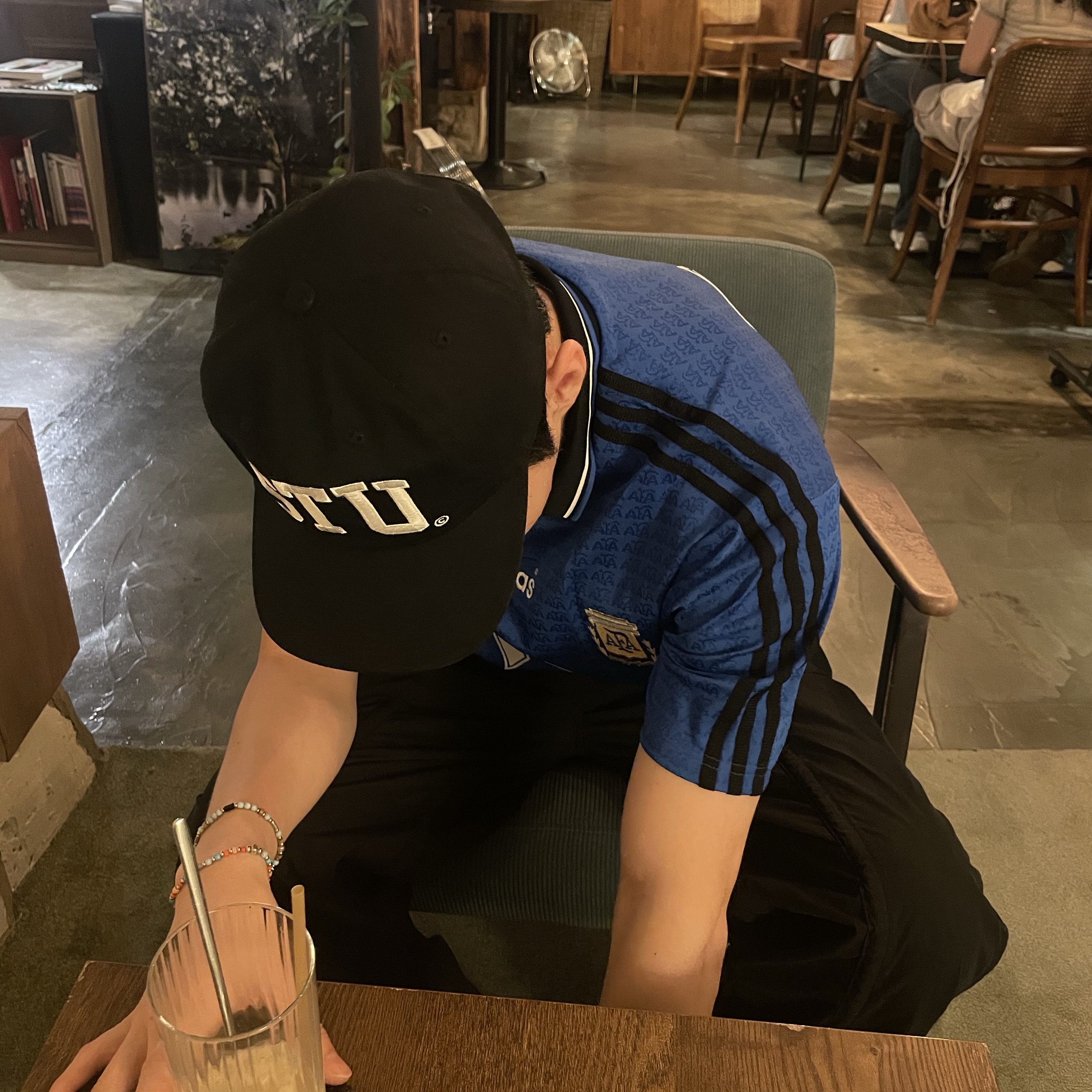 Adidas Argentina 1994 Away Jersey Blue - KR Sizing, Stussy Stu Arch Strapback Cap Black 착용 스타일 - 1