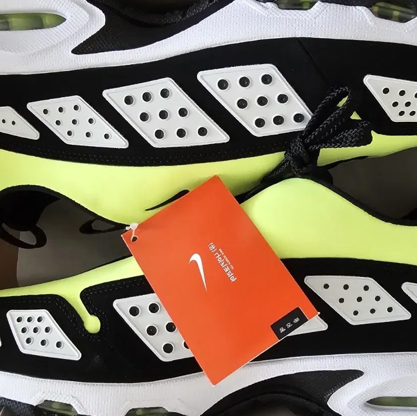 (W) Nike Air Max SNDR Volt and Black 착용 스타일