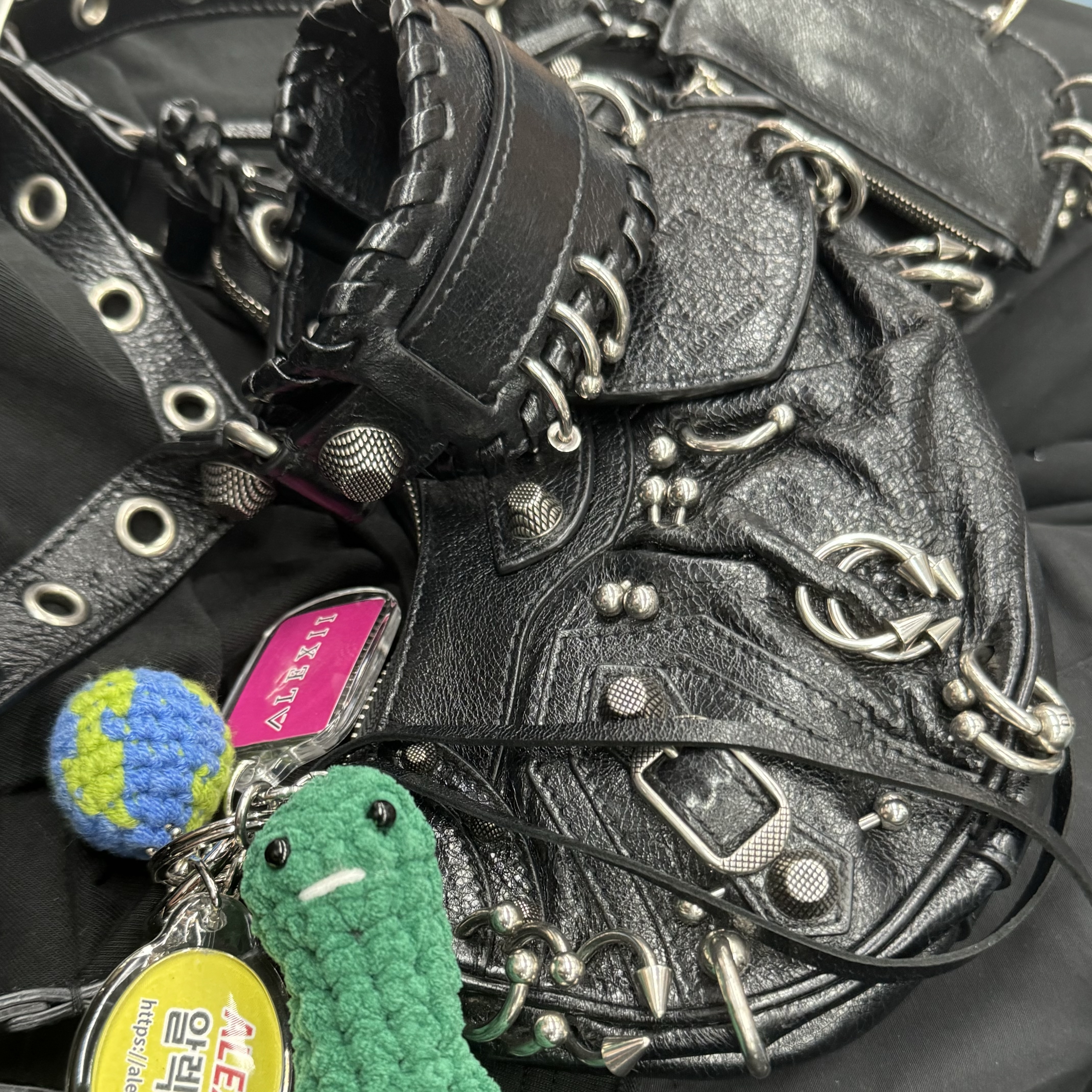 Jordan 1 x Travis Scott Retro High OG SP Mocha, Balenciaga Le Cagole XS Shoulder Bag with Piercing Black 착용 스타일 - 2