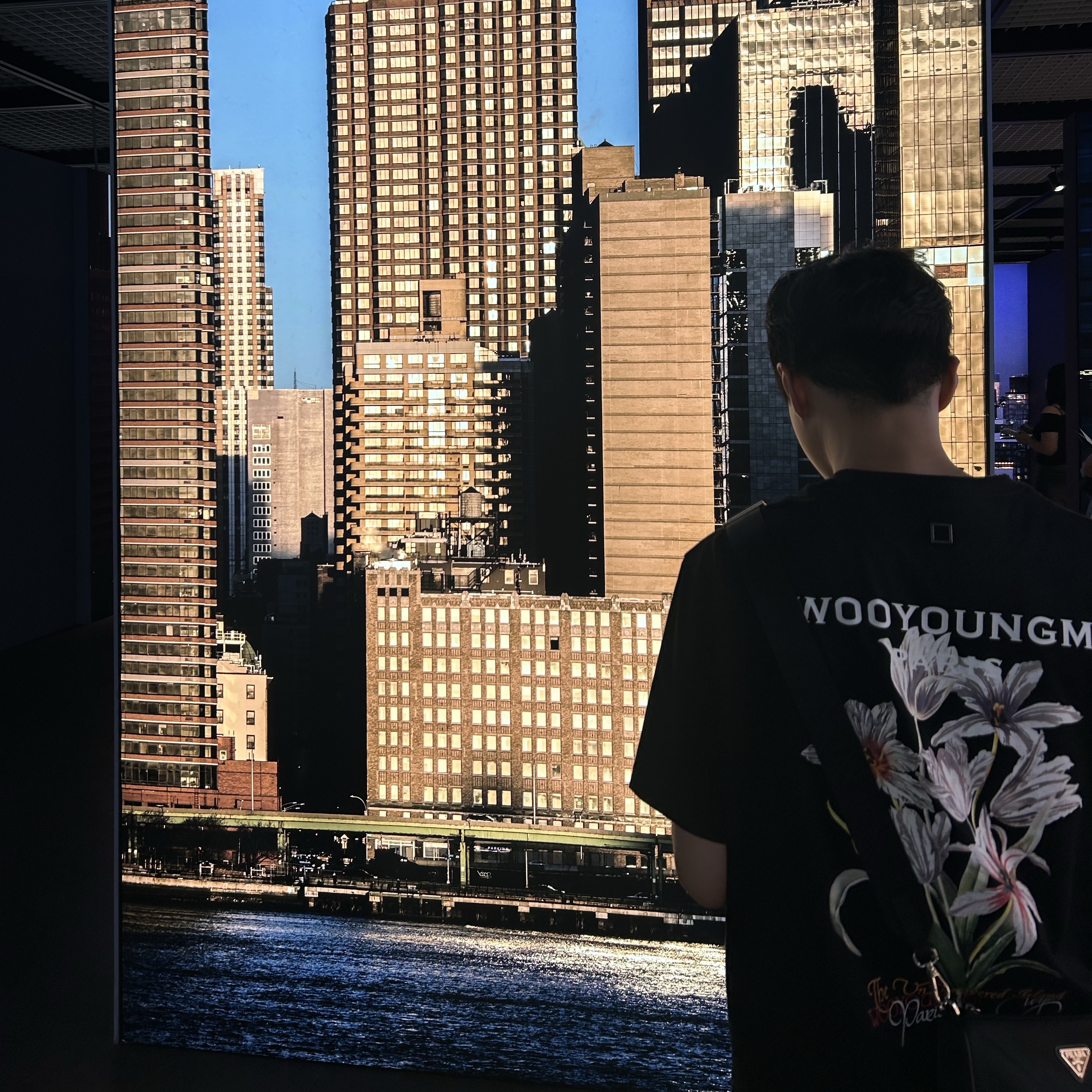 Wooyoungmi Flower Back Logo T-Shirt Black - 24SS 착용 스타일