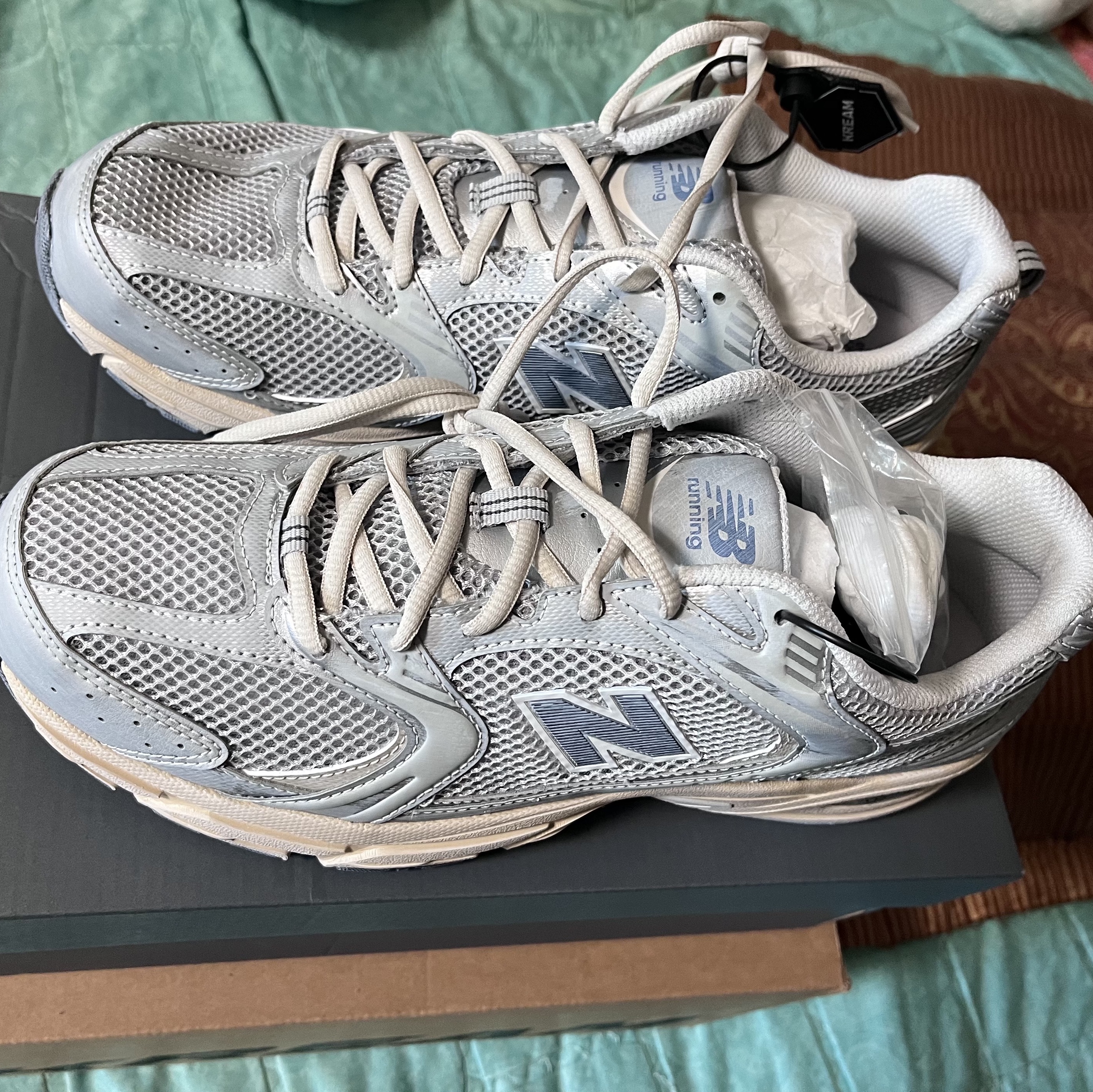 New Balance 530 Vintage Metallic Silver 착용 스타일 - 4