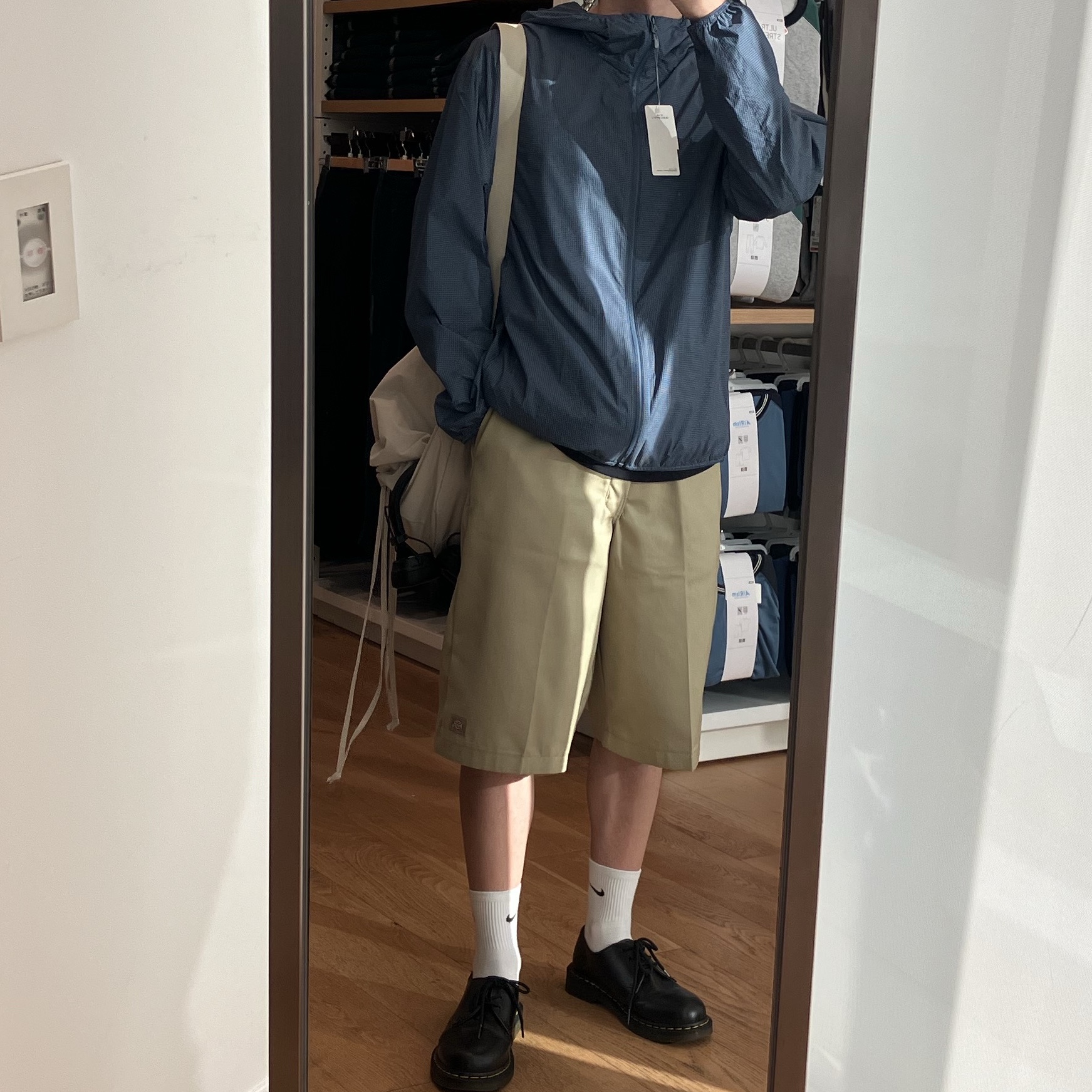Dickies Loose Fit 13 Inch Flat Front Work Shorts Khaki, Dr. Martens 1461 Smooth Black 착용 스타일