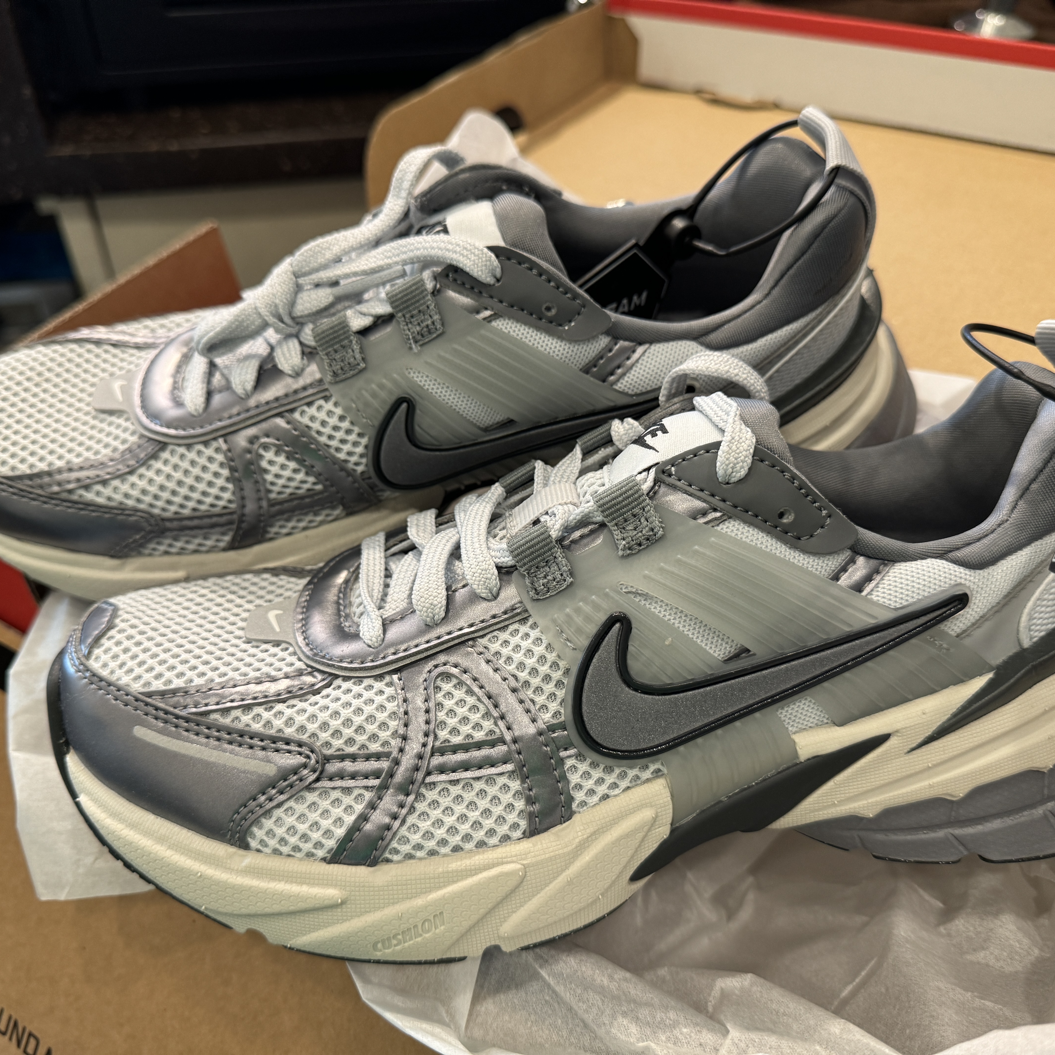 Nike V2K Run Pure Platinum Wolf Grey 착용 스타일 - 1