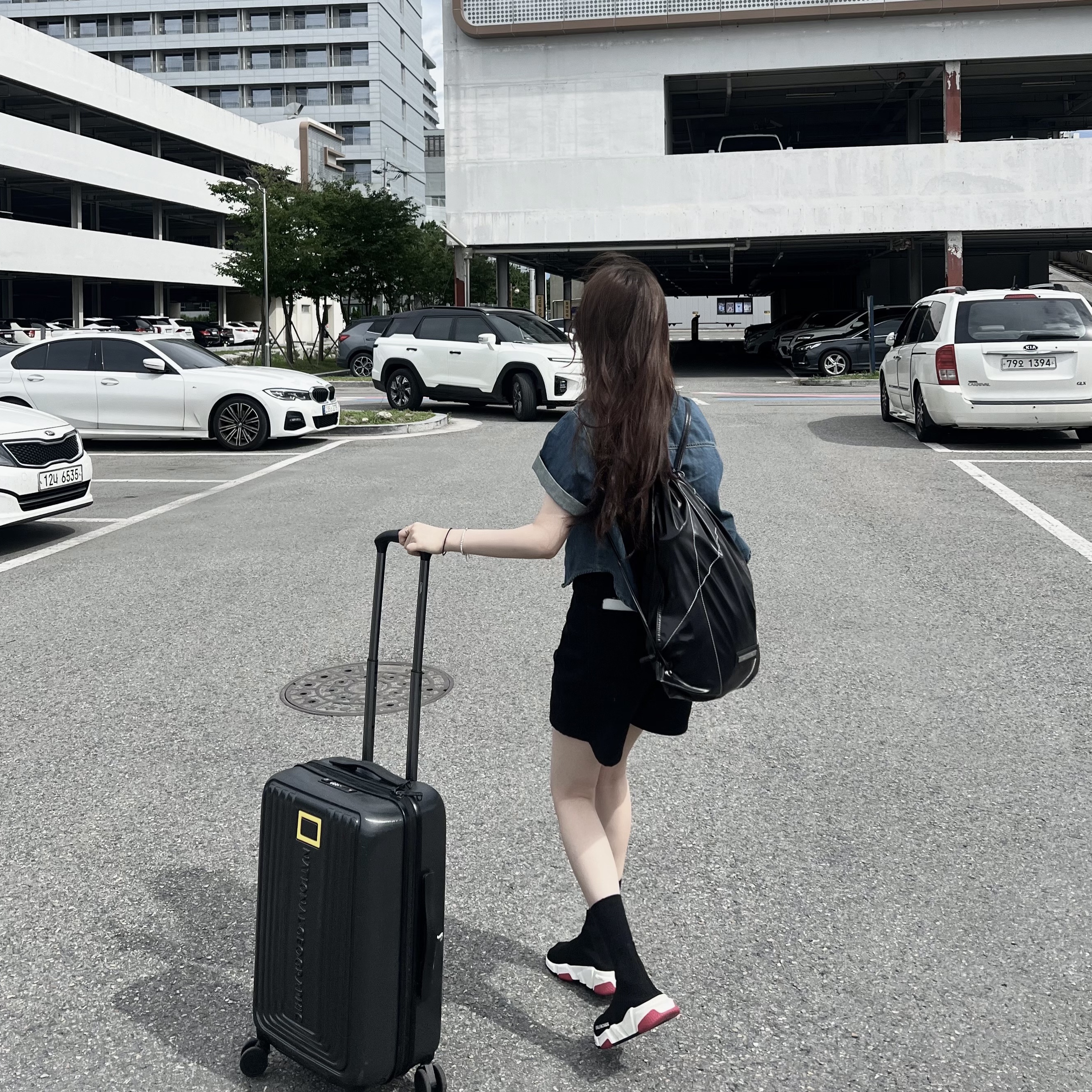Matin Kim String Coating Backpack Black 착용 스타일 - 2