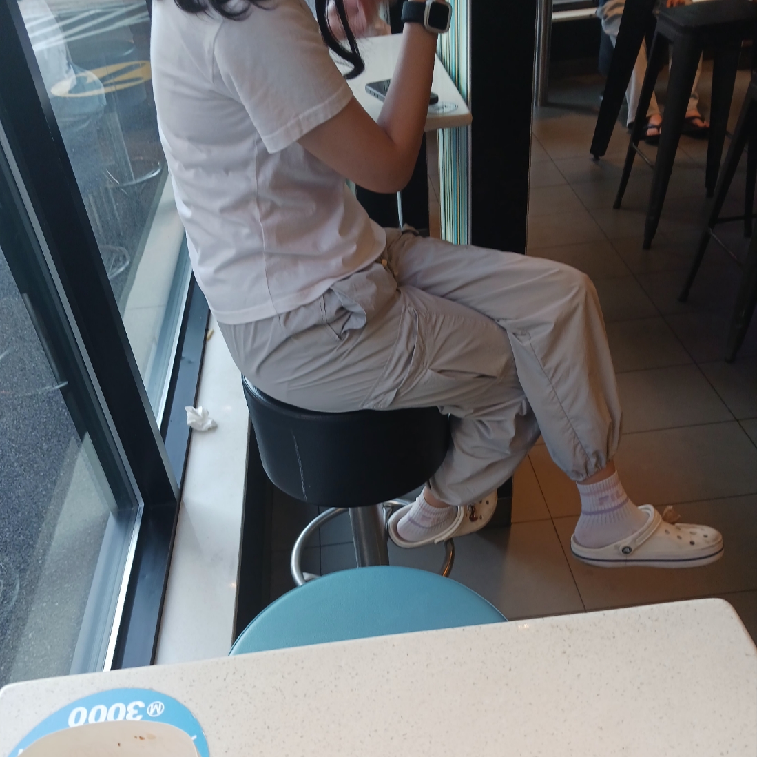 Crocs Crocband Clog White 착용 스타일 - 1