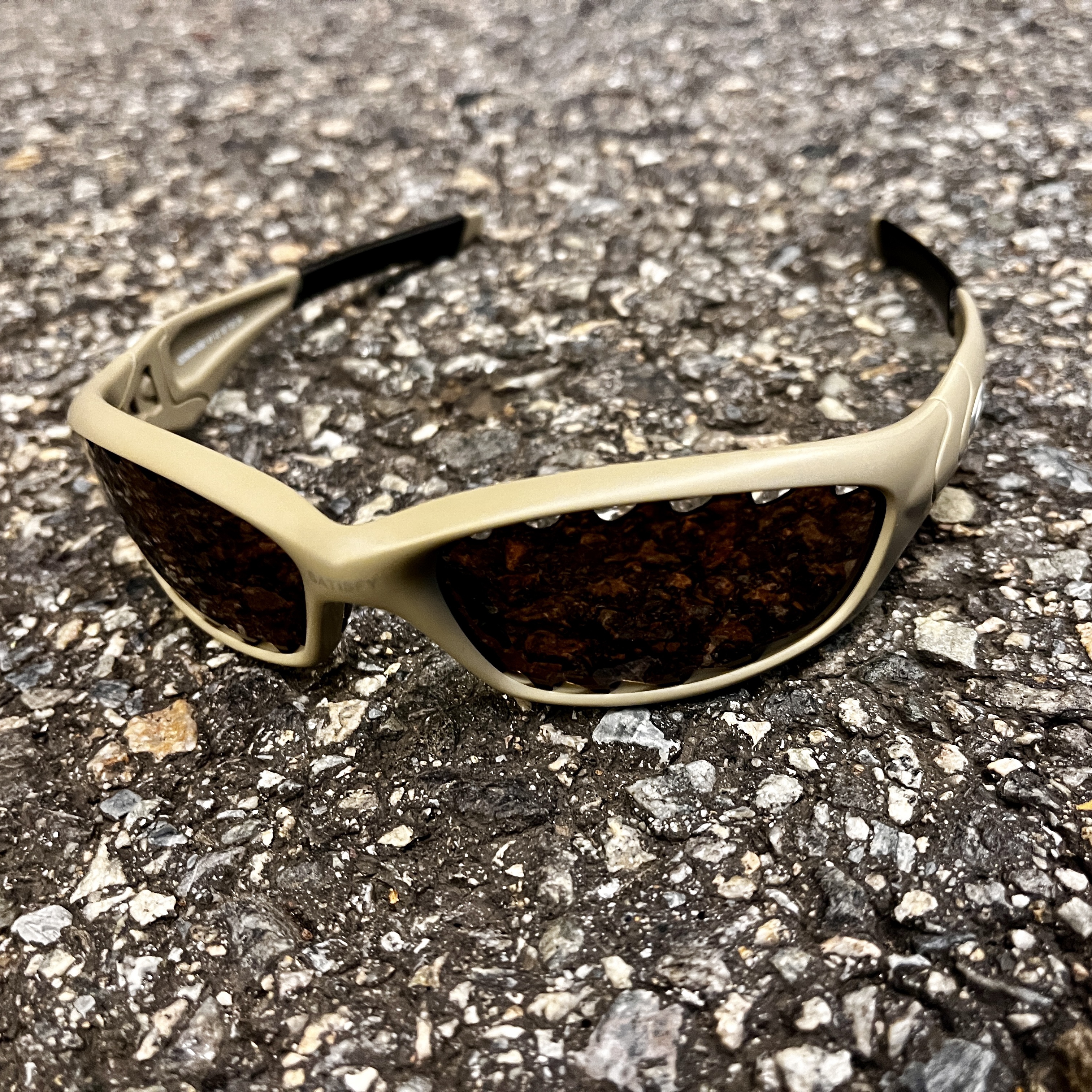 Oakley x Satisfy Straight Jacket Matte Terrain Tan 착용 스타일 - 2
