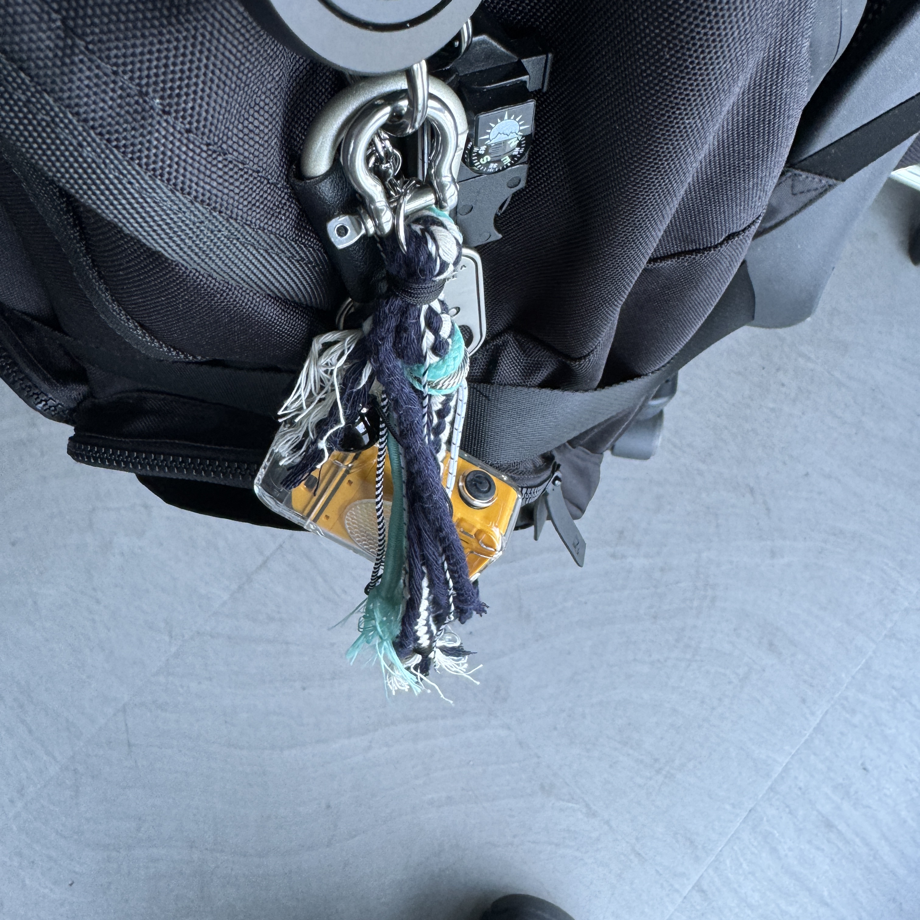 Nocle Tessel Charm Blue 착용 스타일