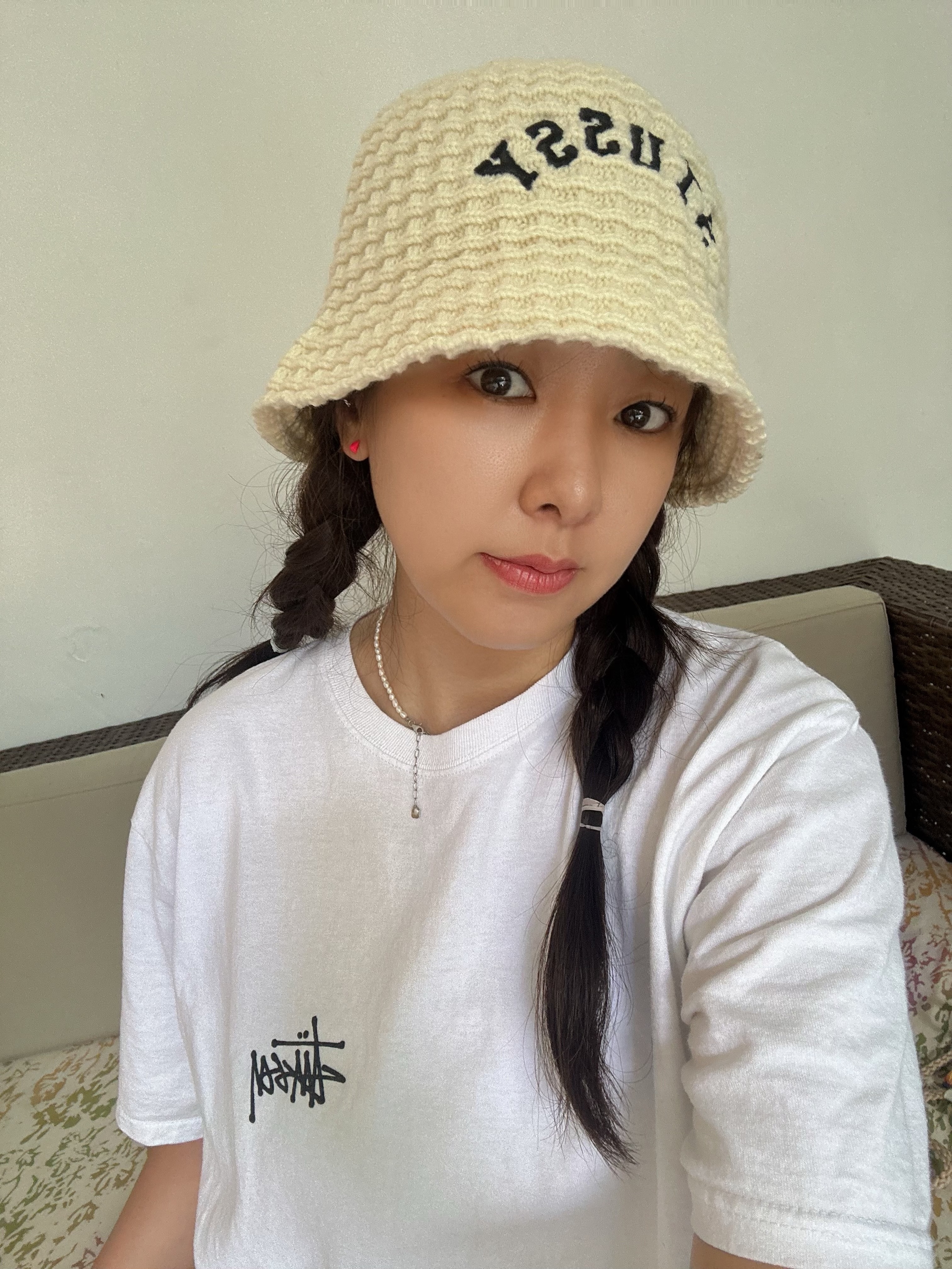 Stussy Bucket Hat Waffle Knit Bone, Stussy Basic Stussy T-Shirt White 2023 착용 스타일 - 1